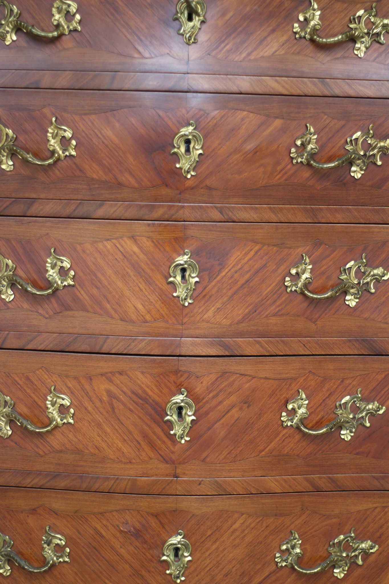 Somptueux semainier galbé en bois de placage de style Louis XV