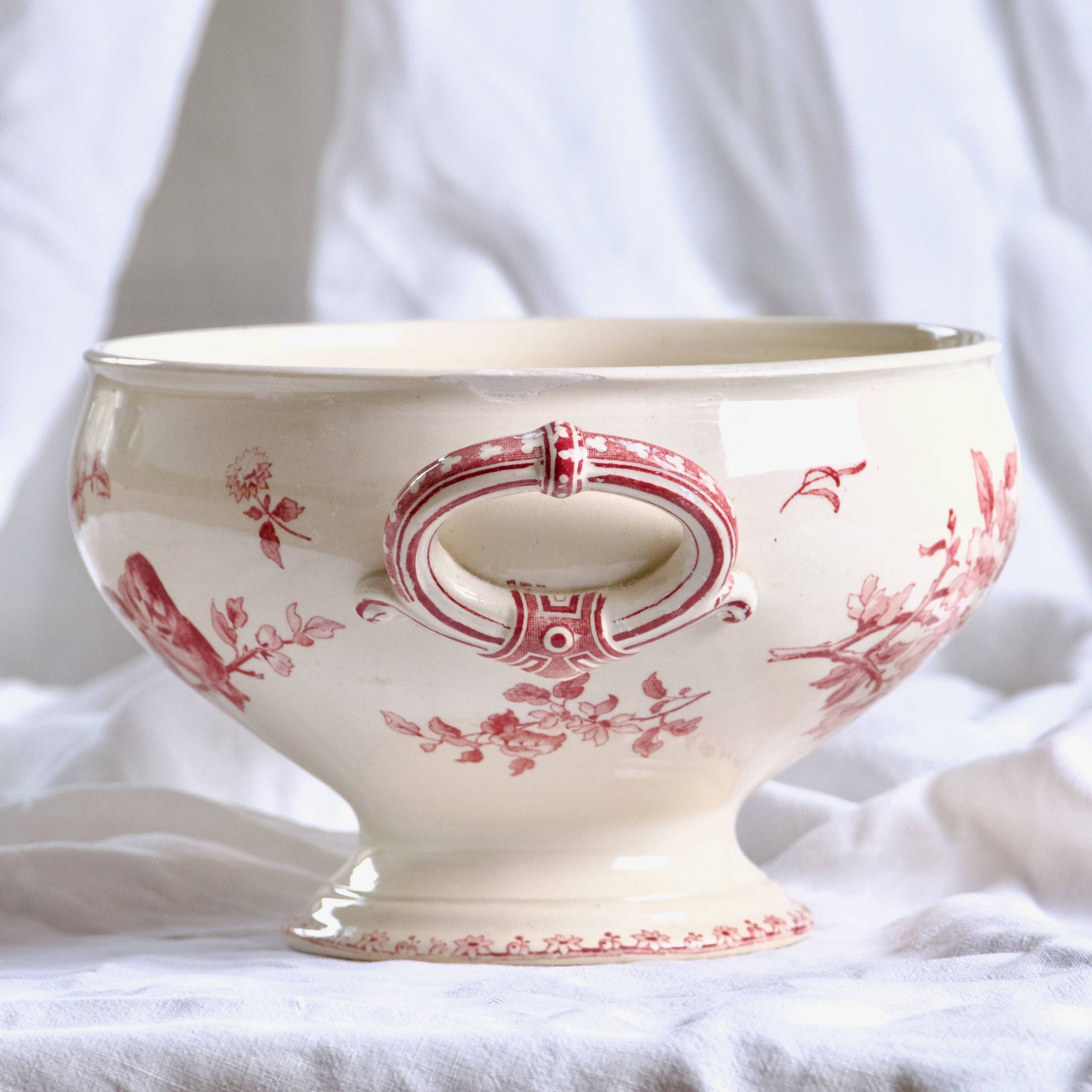 Salad bowl, soup tureen in pink ironware Sarreguemines "Favori" service, 19th century