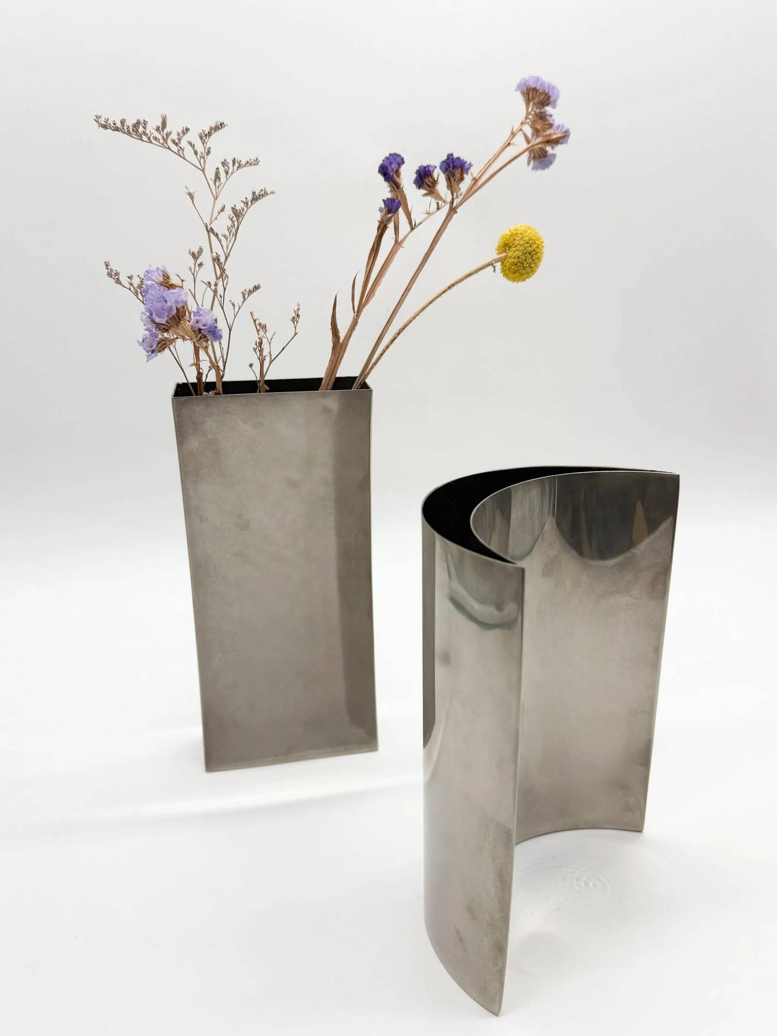 Paire de vases sculpturaux en aluminium, 1980s