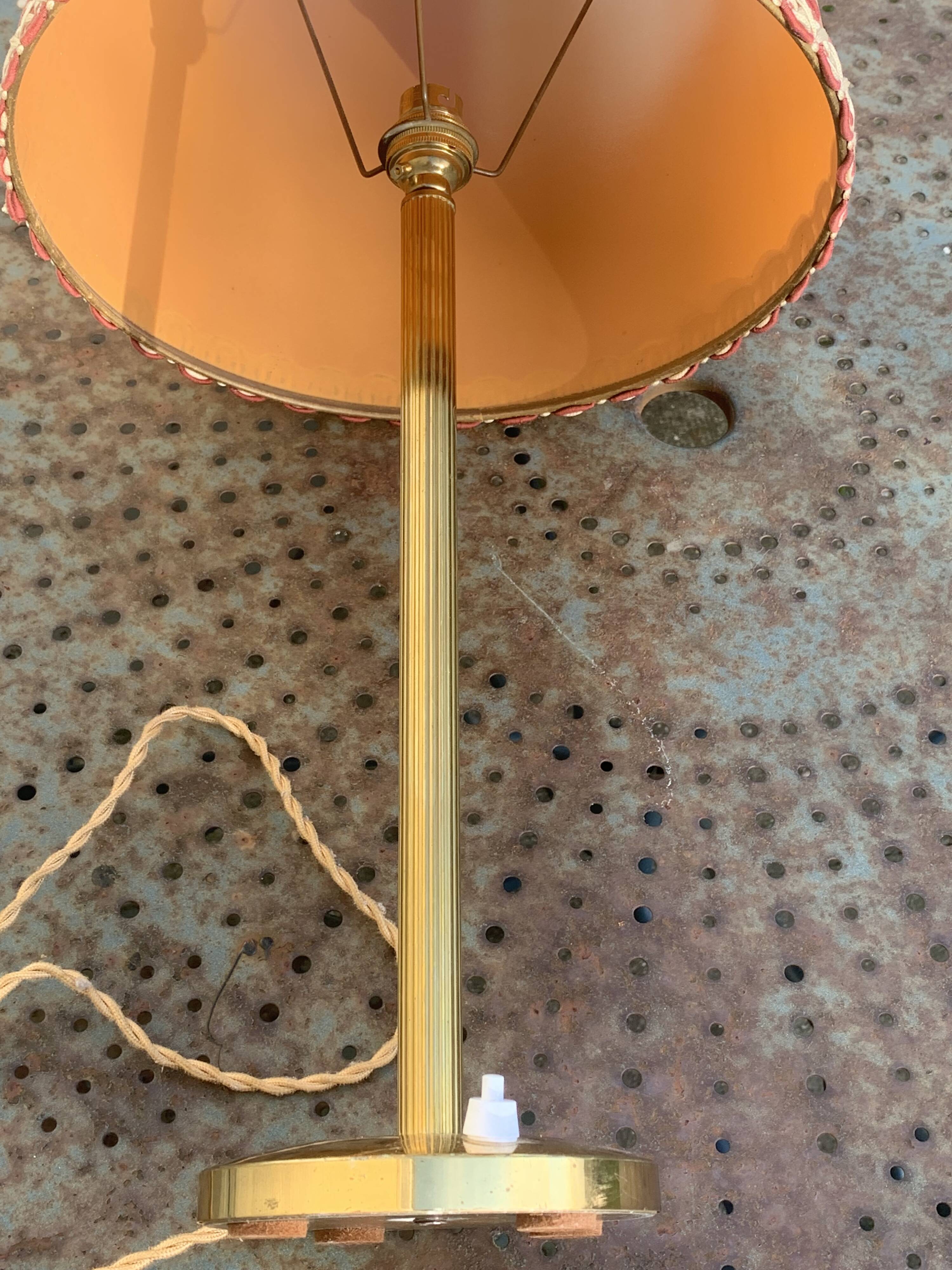 Table lamp, bedside lamp in golden brass, column feet, beige lampshade with trimmings, vintage