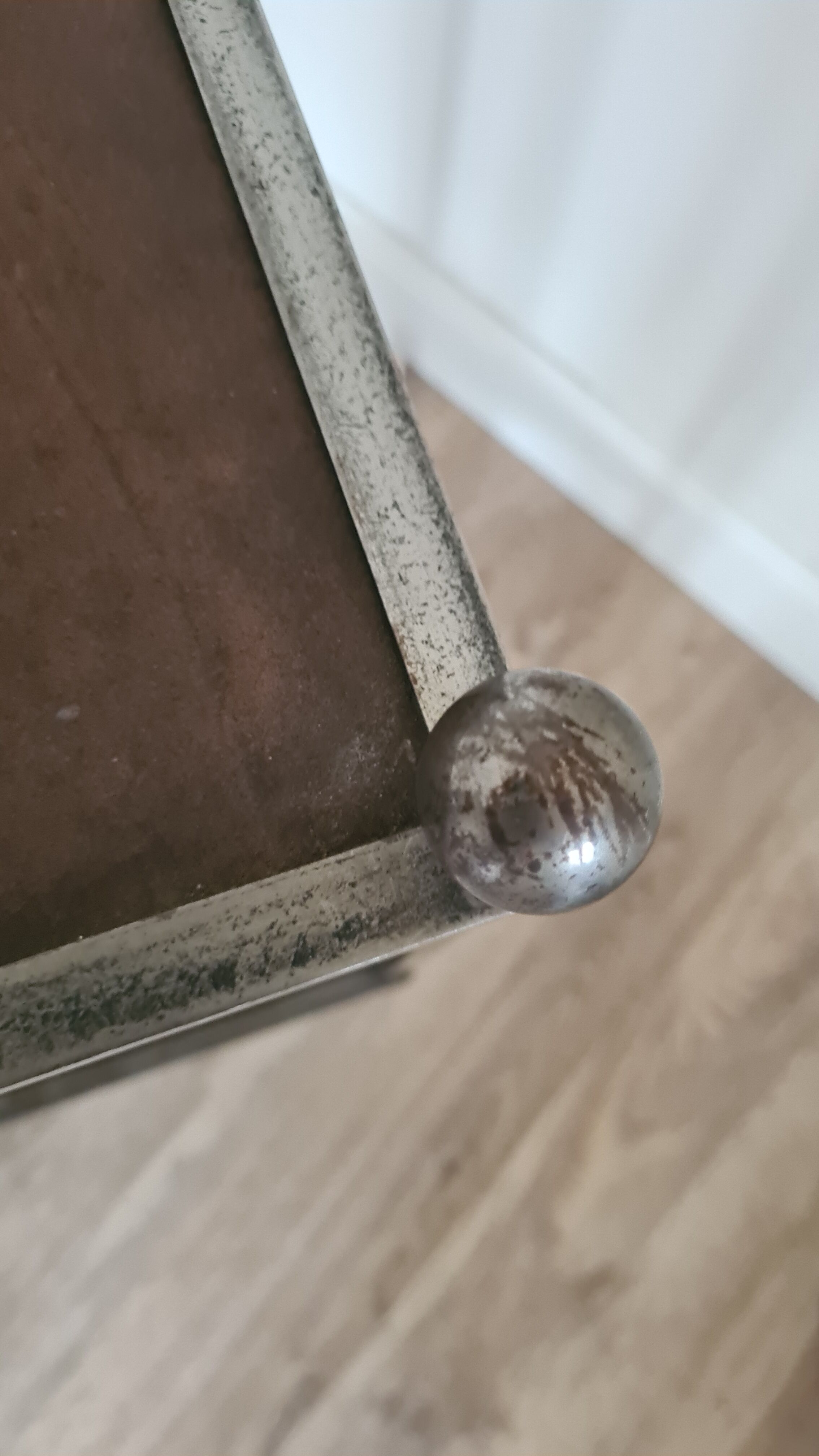 Pedestal table in leather and metal