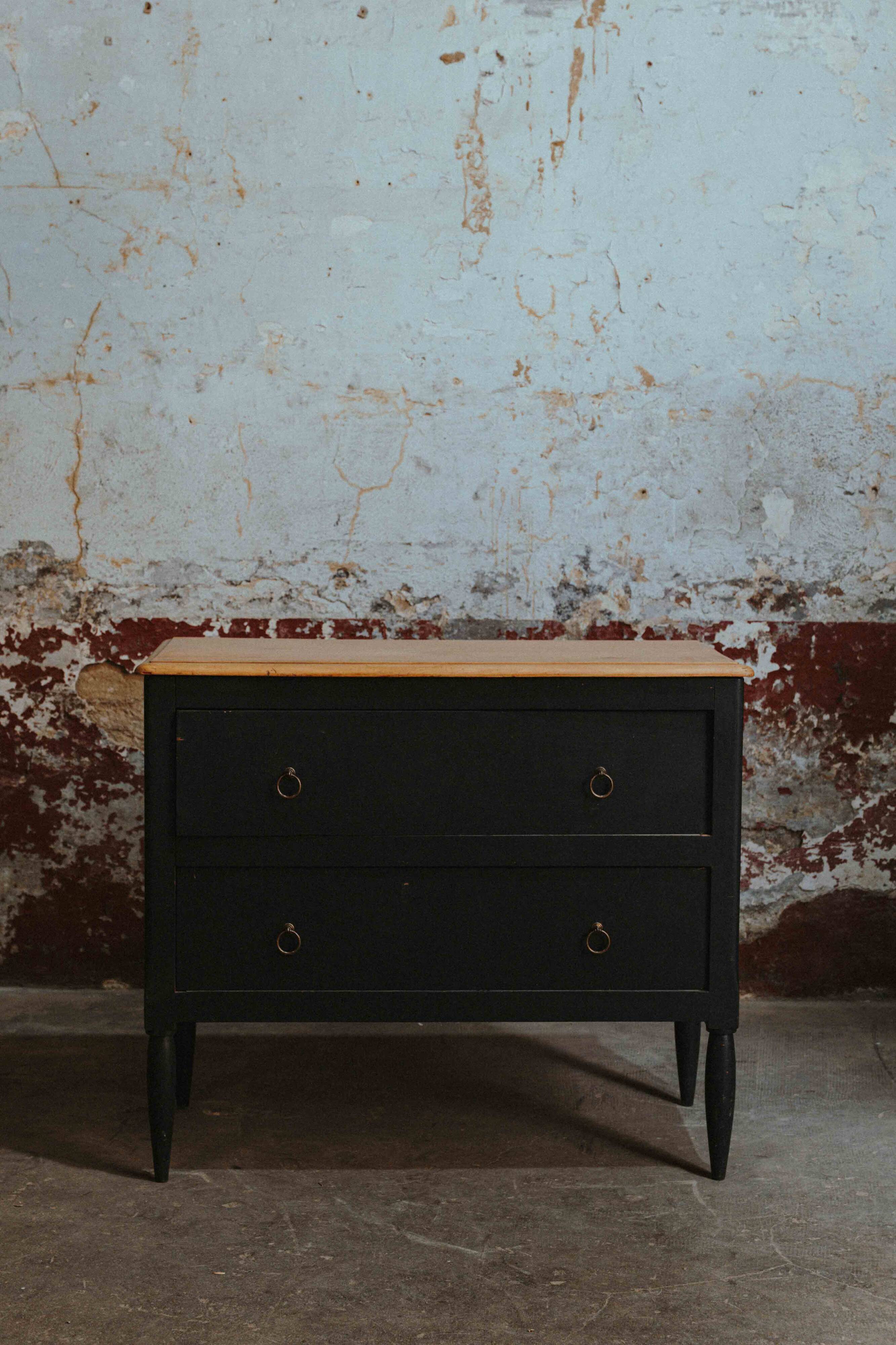 Black chest of drawers with 2 drawers, raw wood top and tapered legs