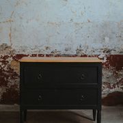 Commode noire à 2 tiroirs, plateau en bois brut et pied fuselés