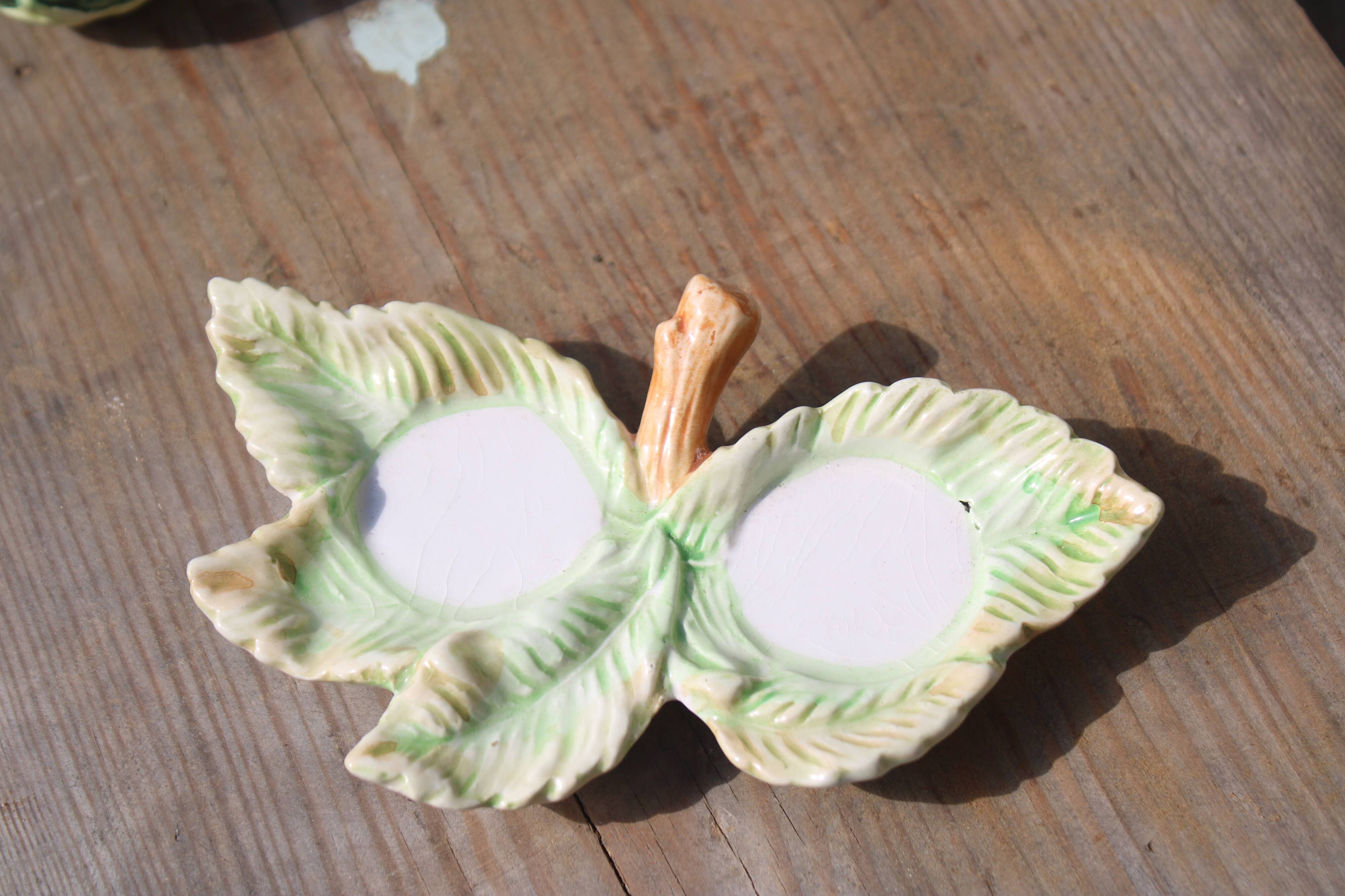 Salt & pepper set in slip – artichokes on leaf tray