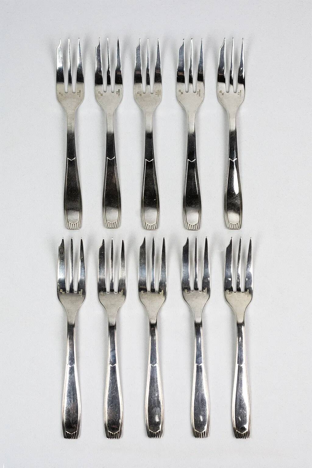 10 Christofle Alfénide Saigon model dessert forks in silver-plated metal.