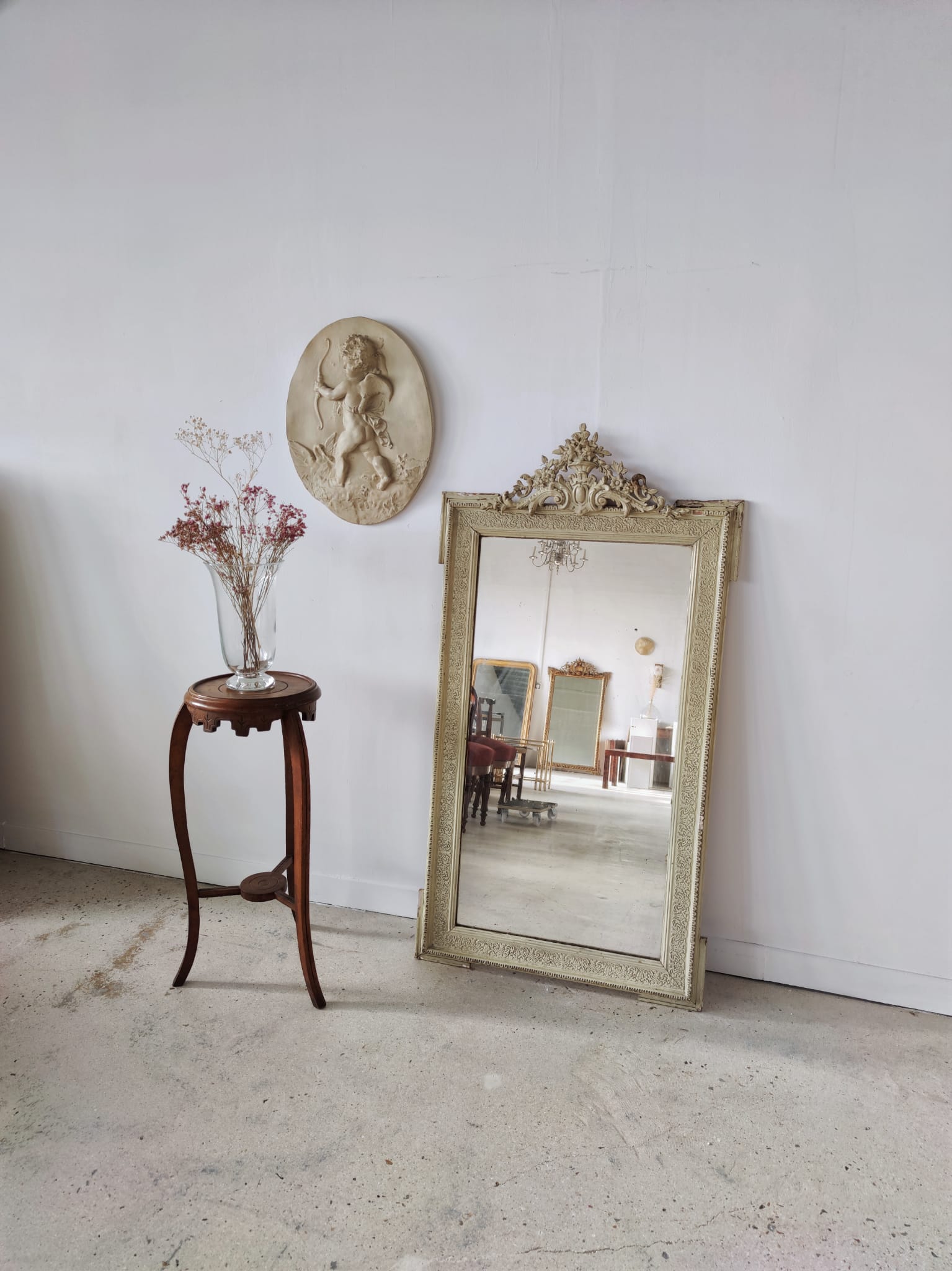 Rectangular mirror in light green lacquered wood with pediment H:1m39