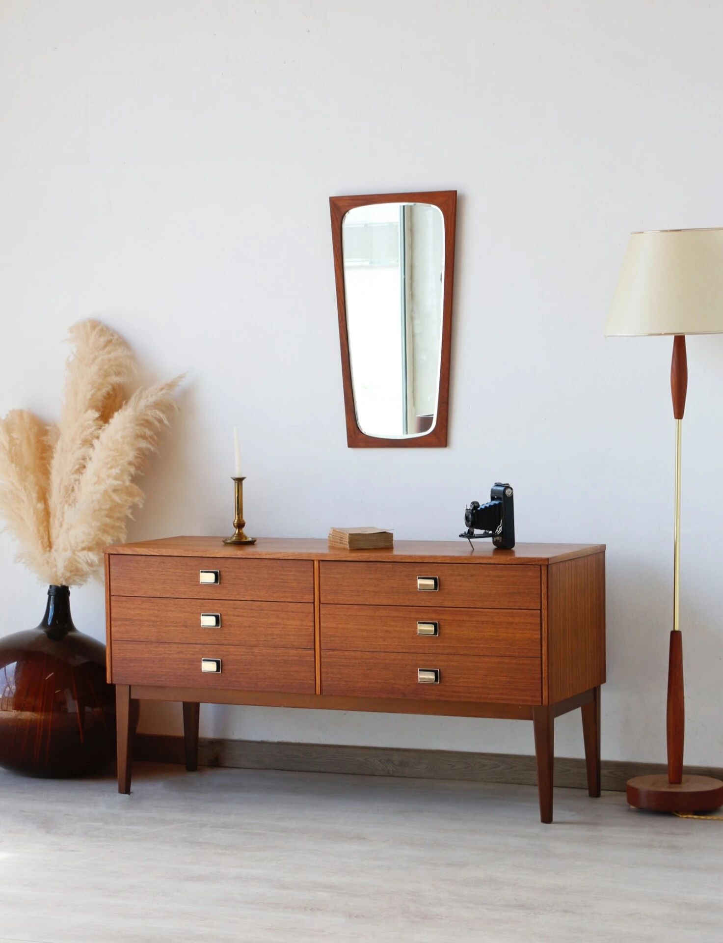 Vintage teak and zebrano chest of drawers: elegance of the 60s.