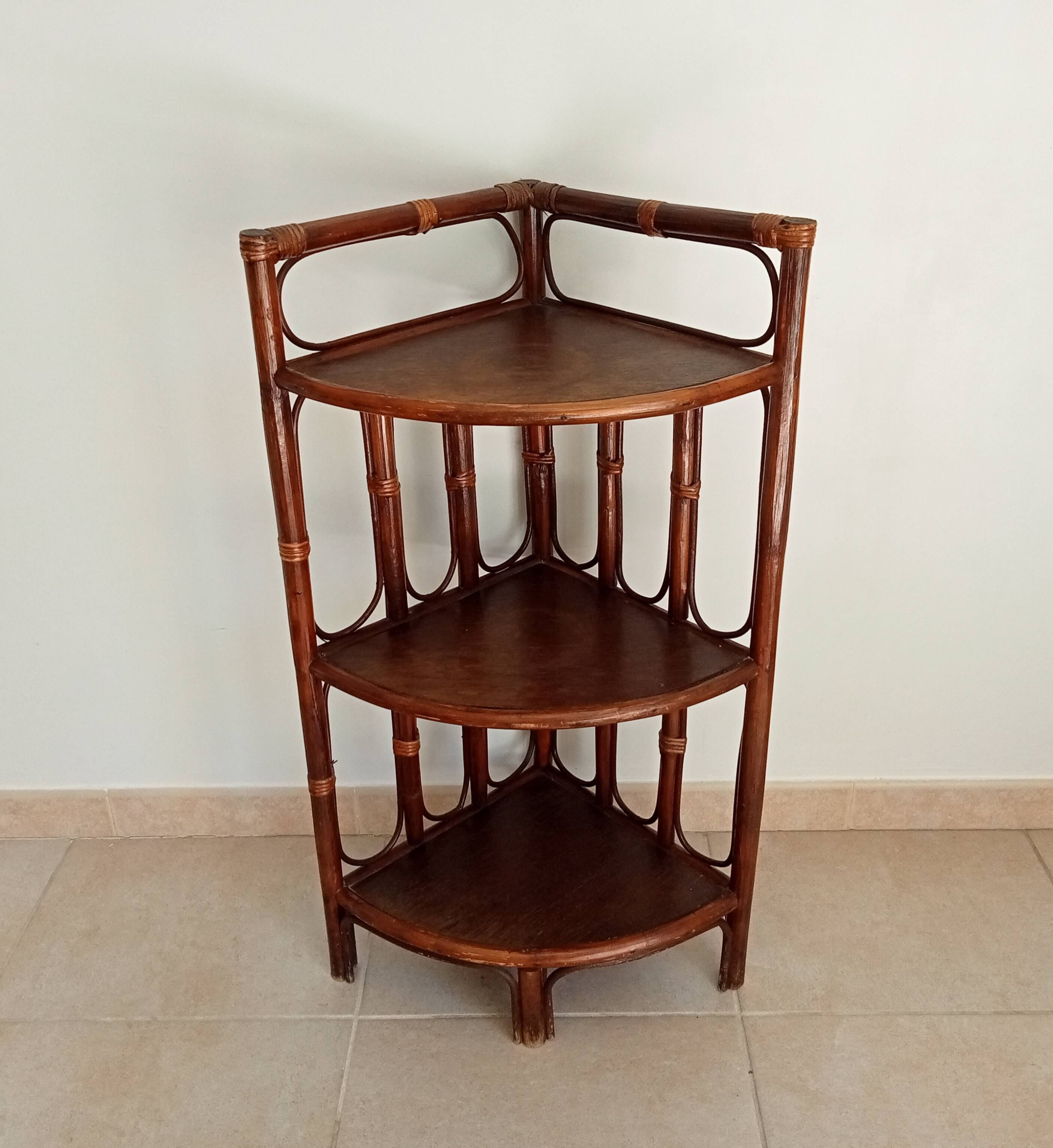 Étagère d' angle vintage bambou et rotin années 70