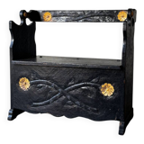 Banc-coffre vintage sculpté noir– Art populaire, début XXe