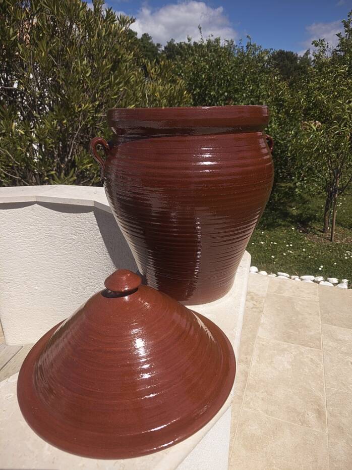 Large glazed terracotta jar, cognac colour with its lid.