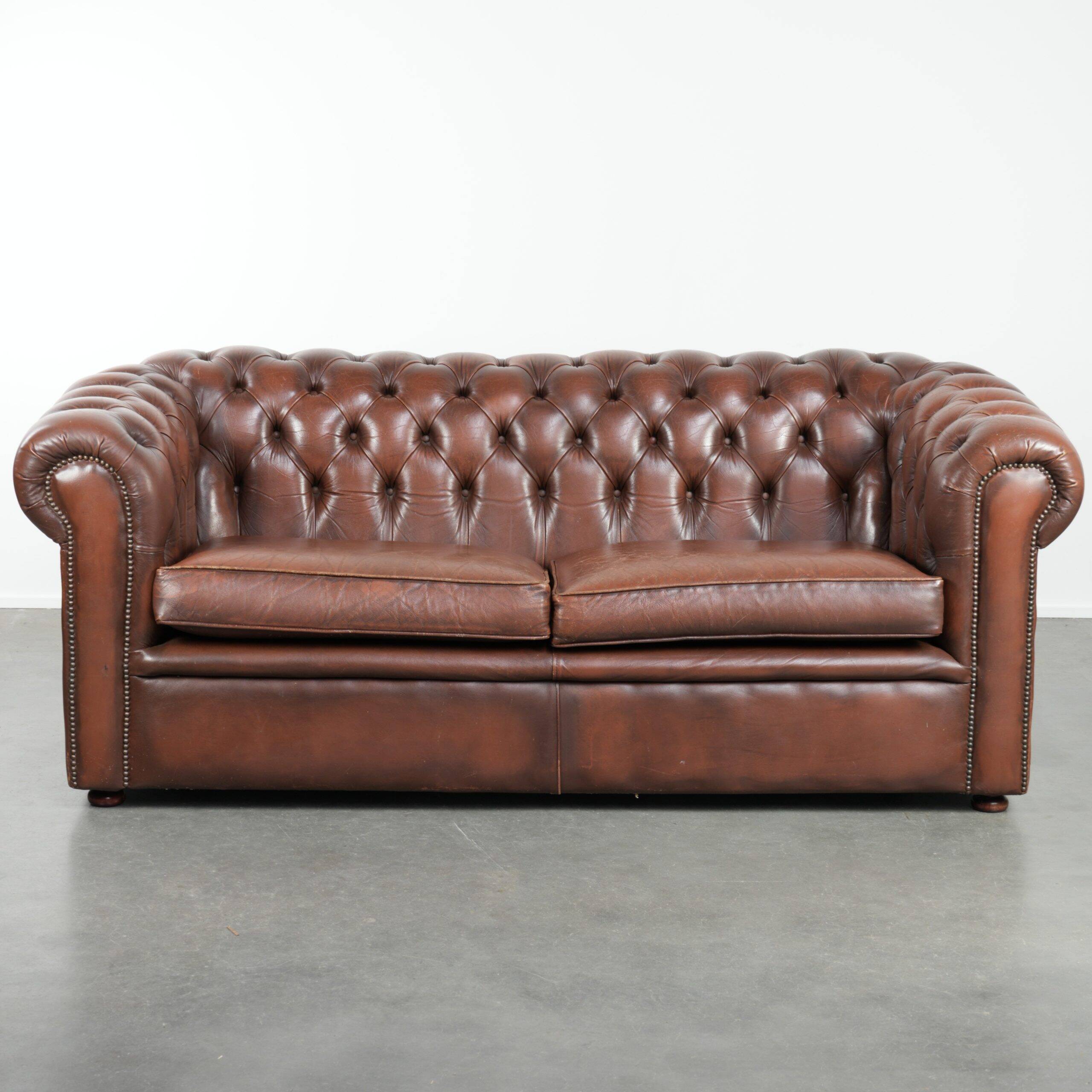 Canapé chesterfield 2,5 places en cuir de vachette vintage au look robuste