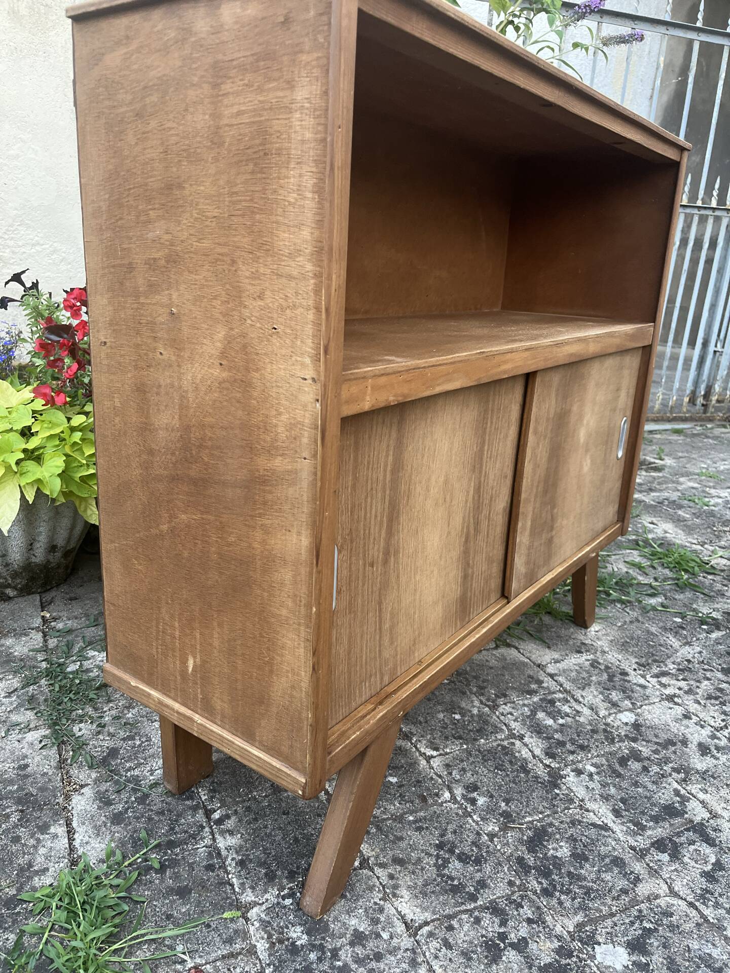 Vintage low TV unit / bookshelf sideboard with tapered legs.