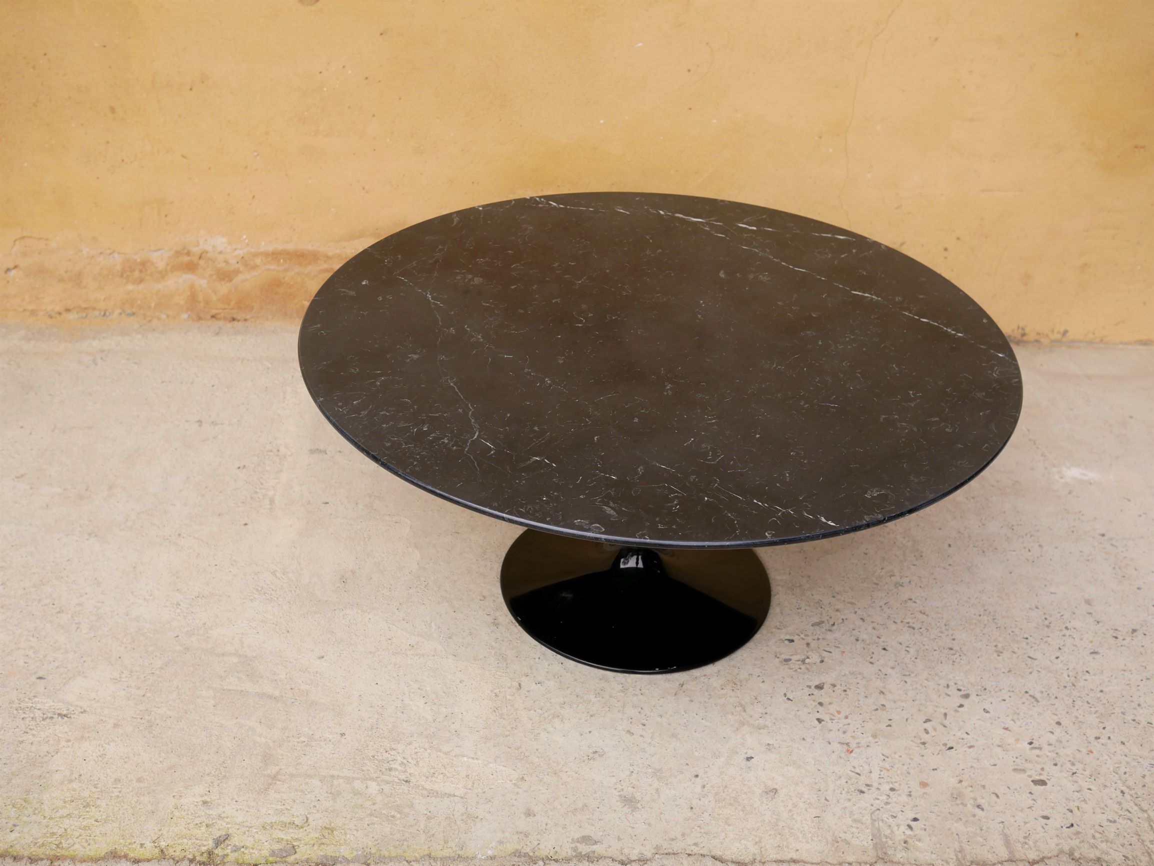 Table basse tulipe vintage en marbre noir