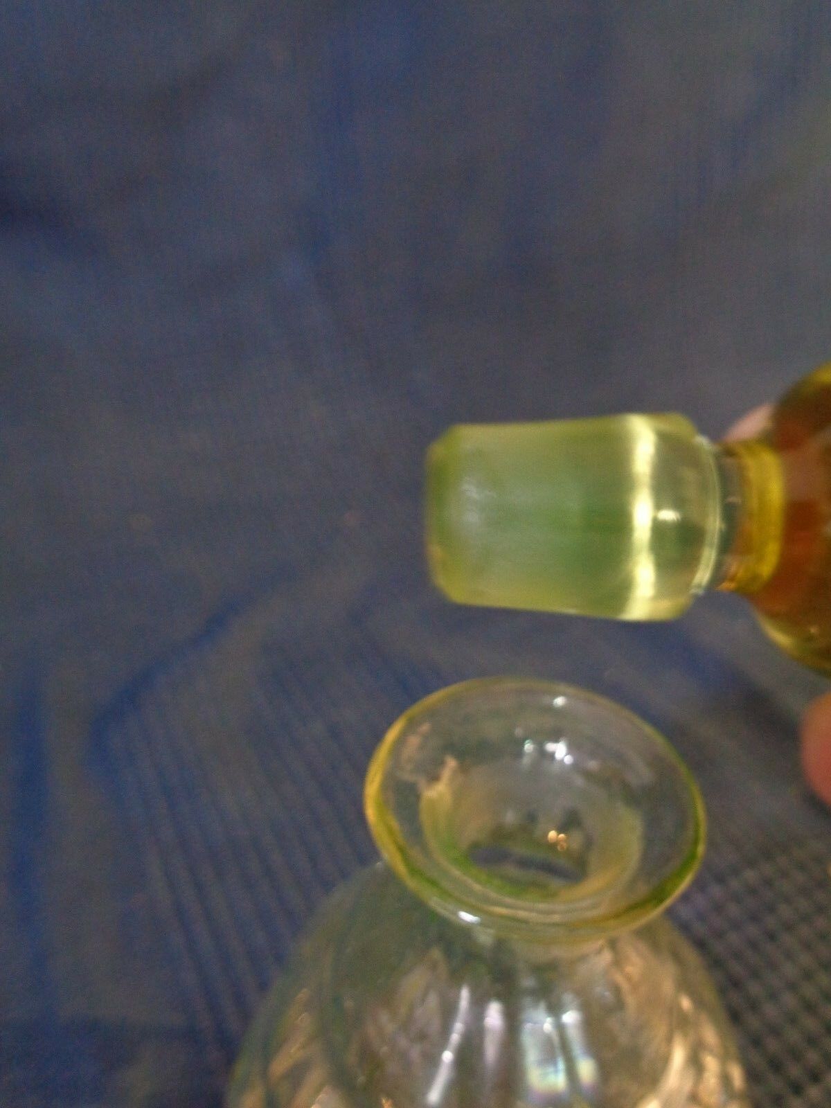 Carafe à liqueur en verre jaune