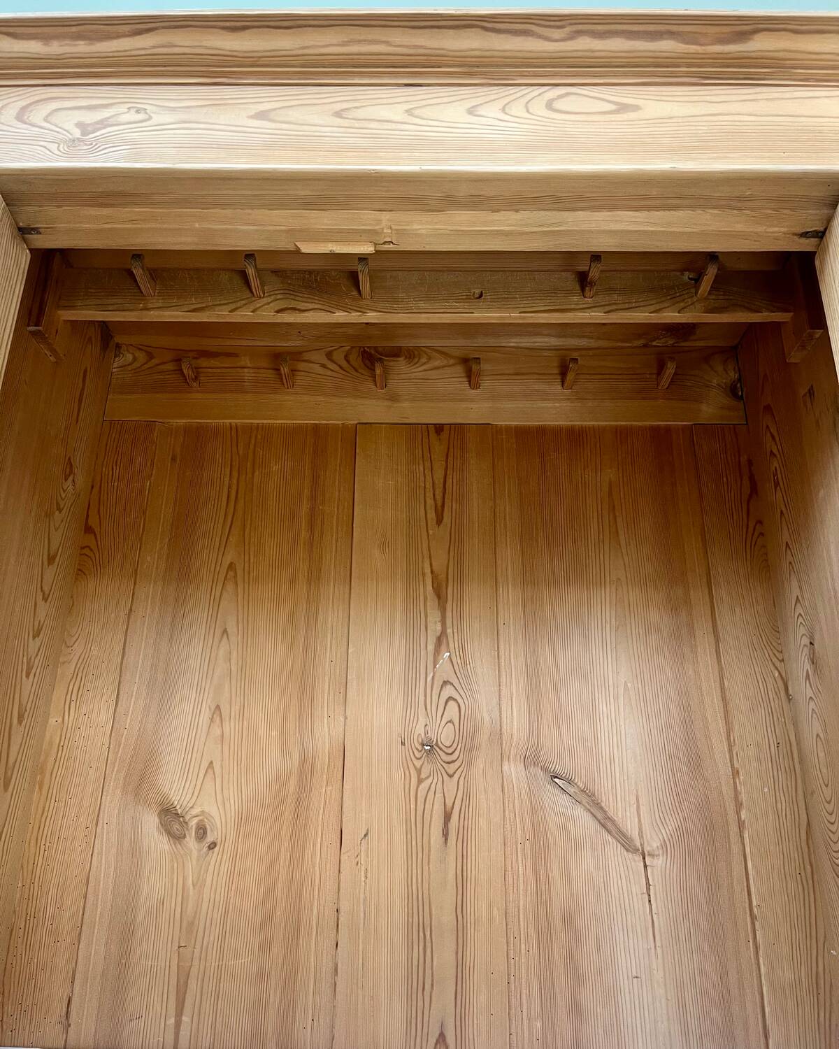 Armoire anglaise en pin, restaurée