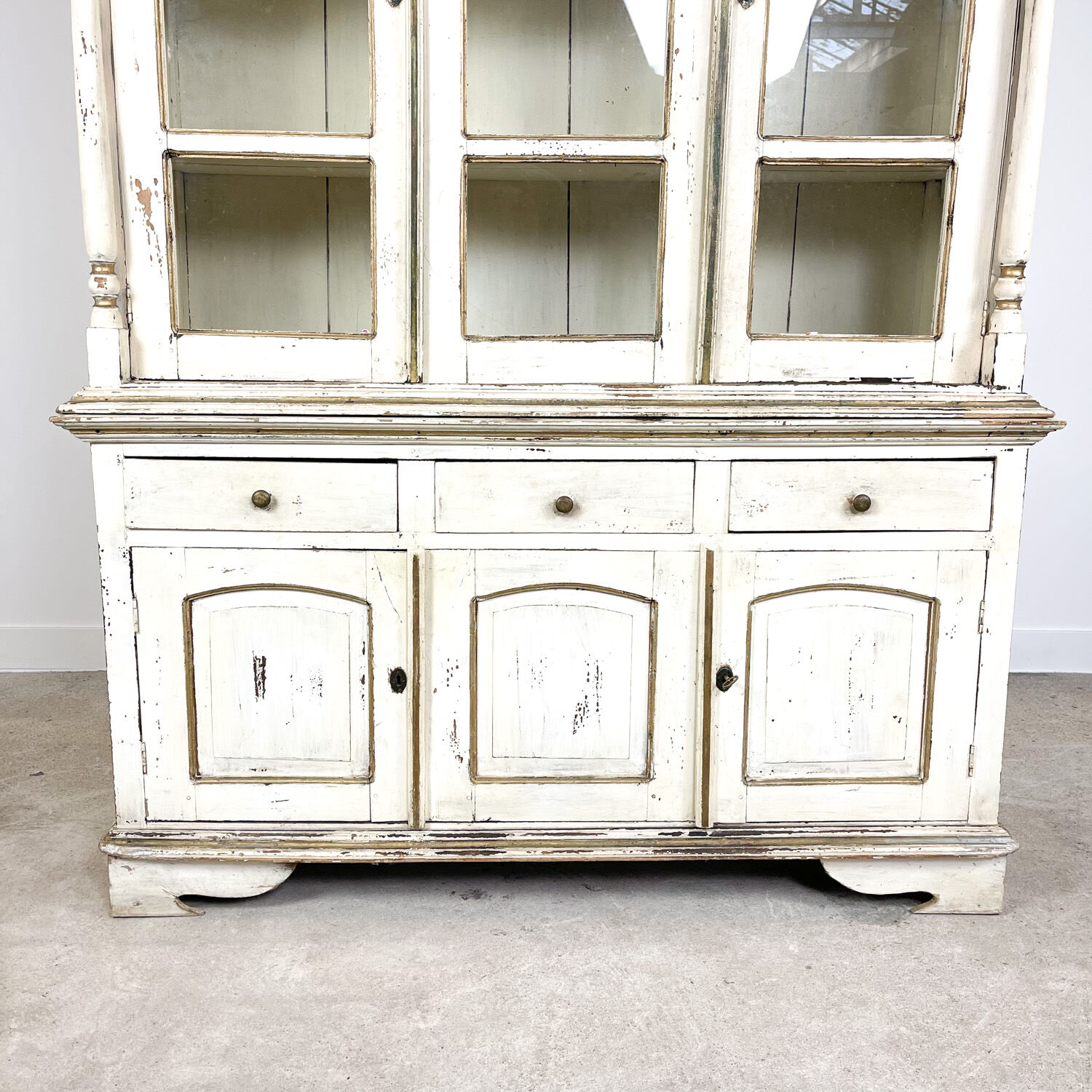 Vintage brocant White painted Kitchen display cabinet