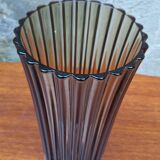 Vase en verre fumé dentelé