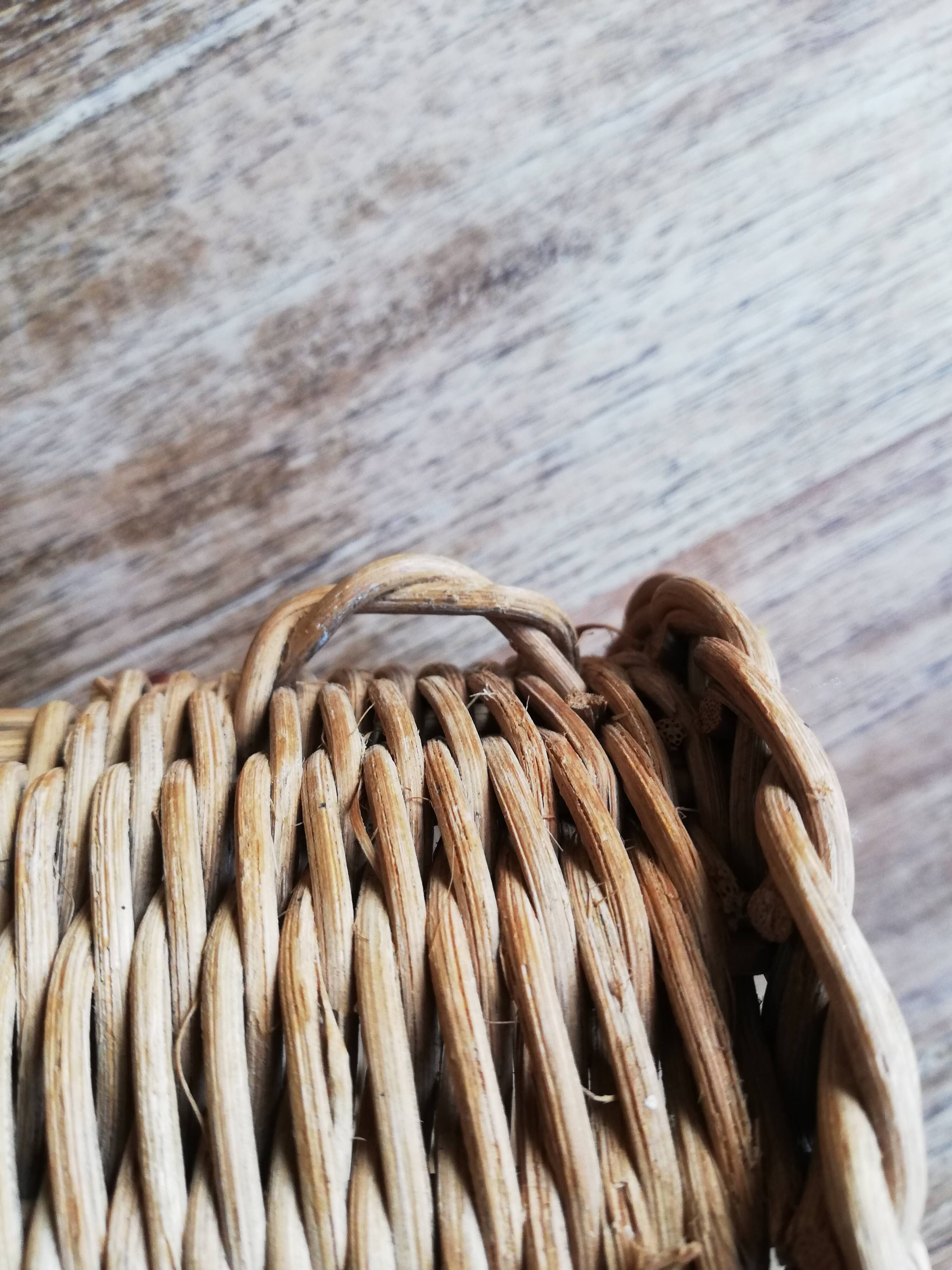 Rattan bouquet holder