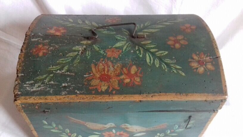 Painted wooden box "popular art", bulging lid