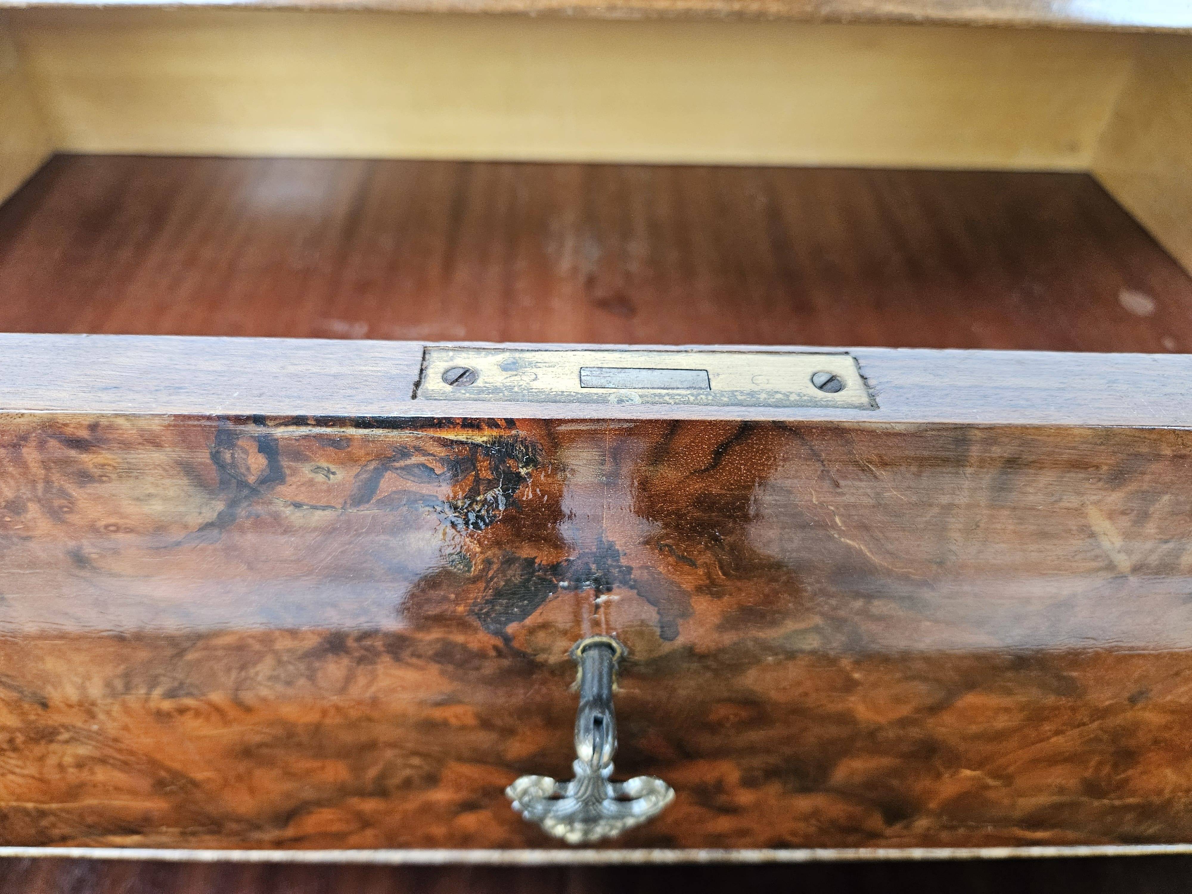 Commode en noyer avec dessus en verre double.