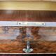 Commode en noyer avec dessus en verre double.