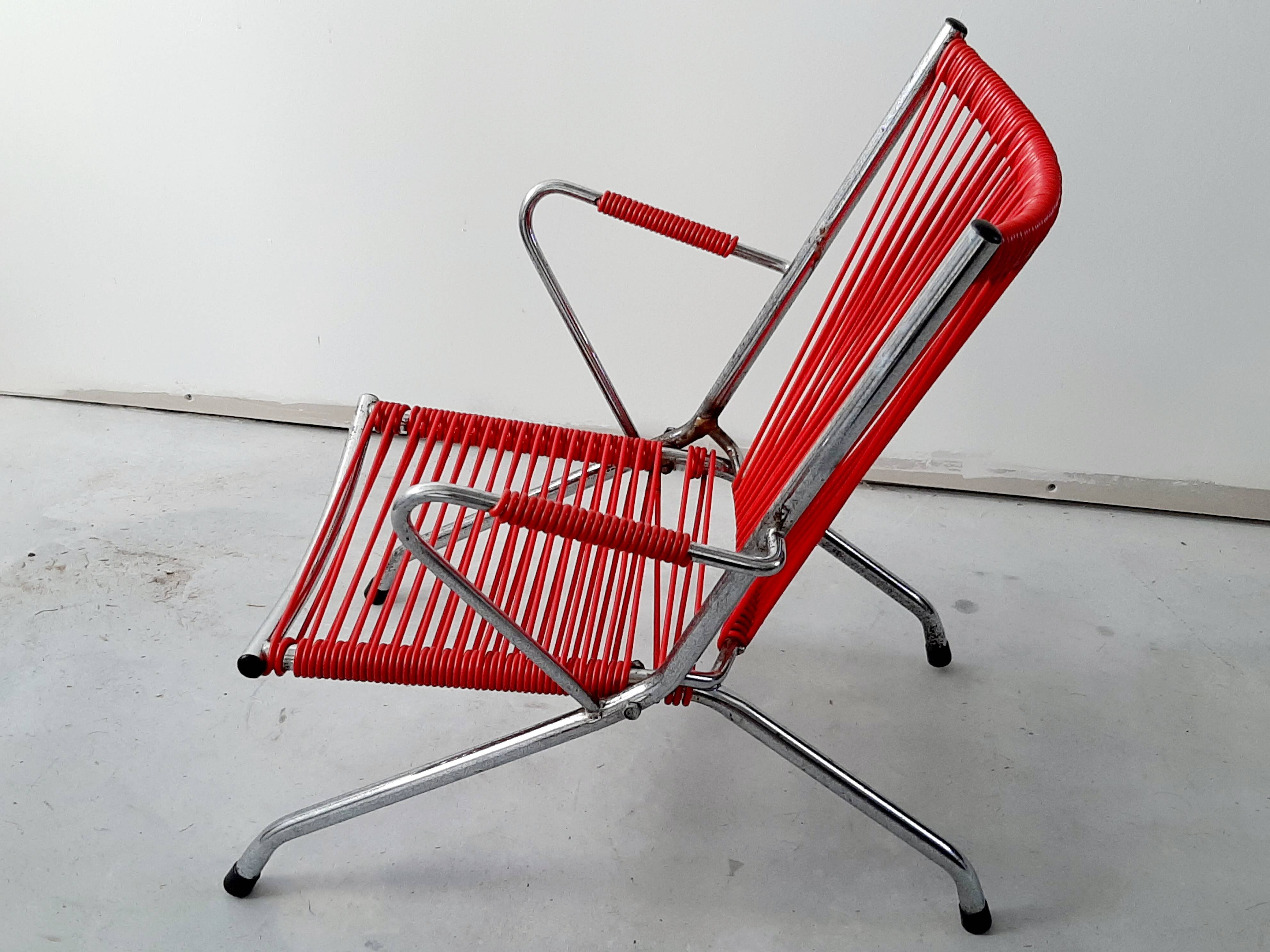 Child red scoubidou chair