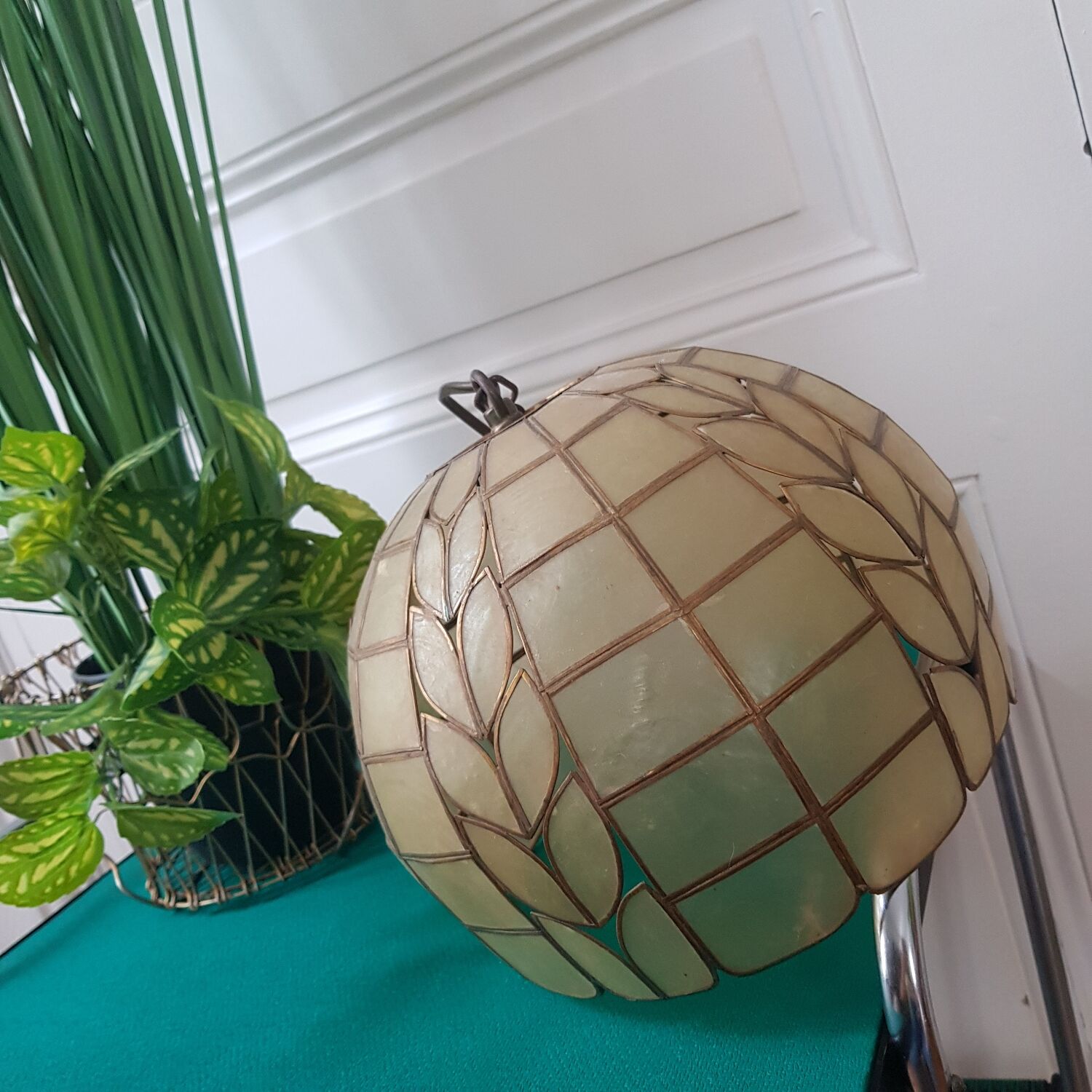 Mother-of-pearl and brass suspension