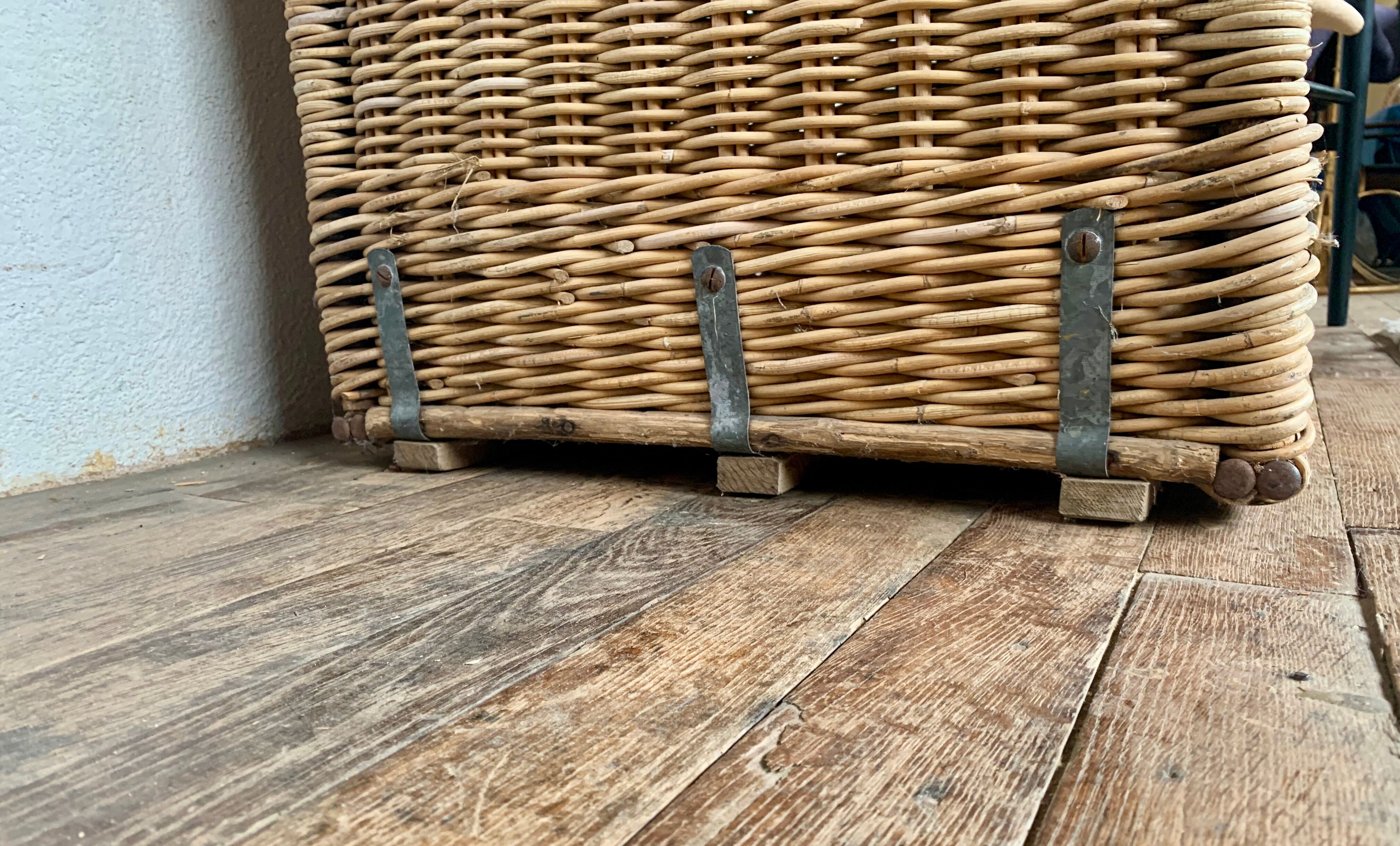 Former sncf travel trunk in rattan early XXeme