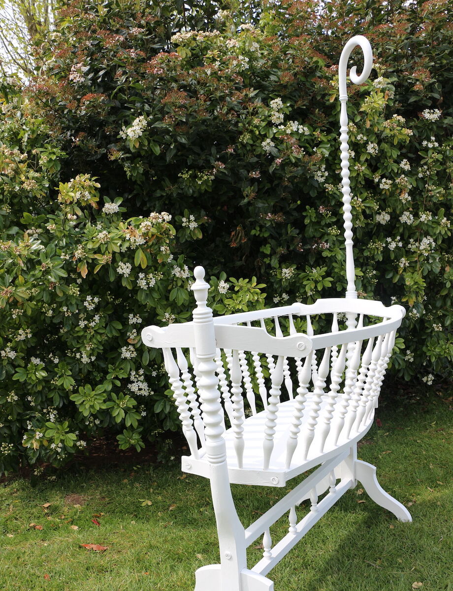 White wooden bercelonnette