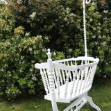 White wooden bercelonnette