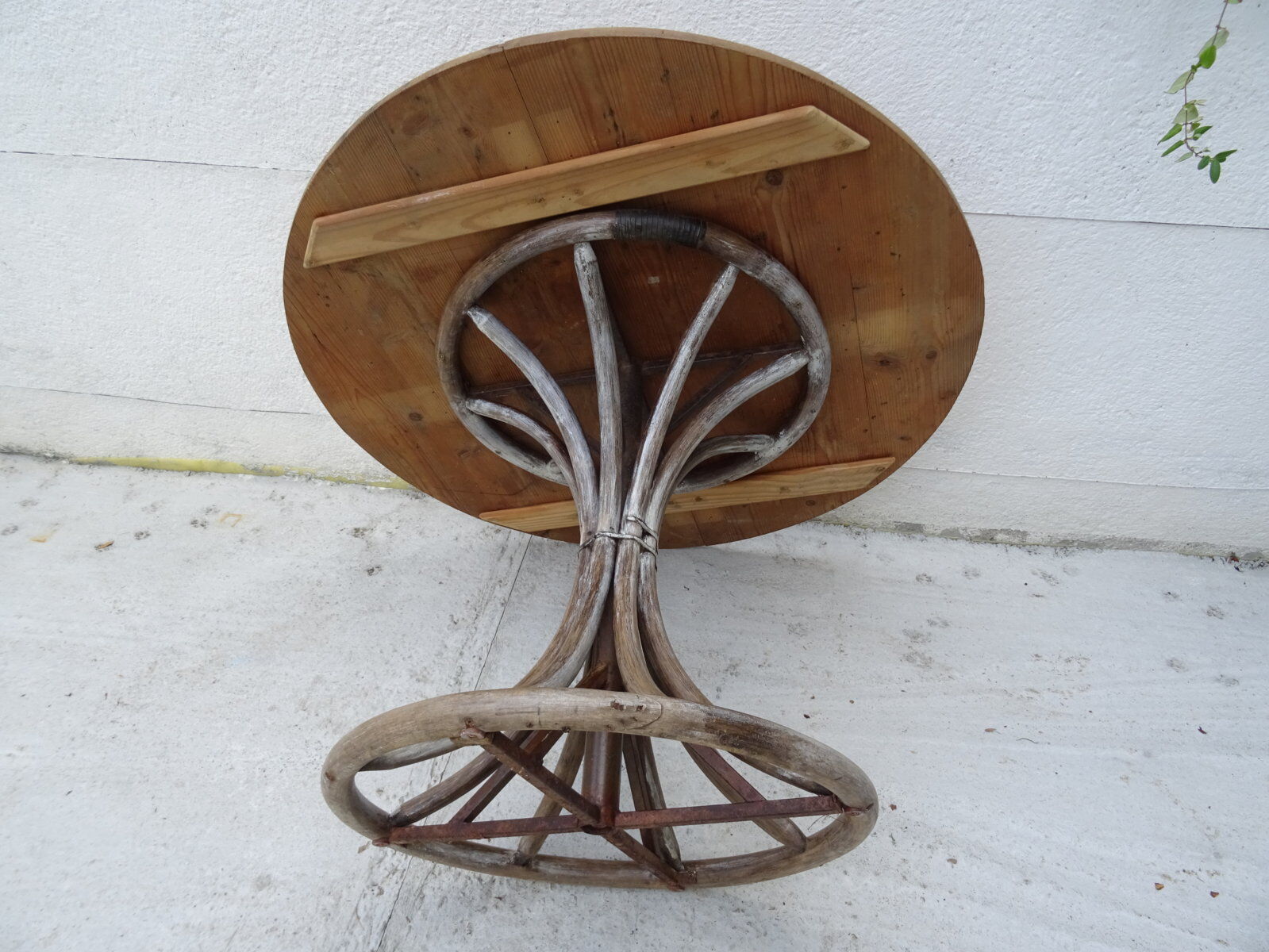 Tulip footing round table