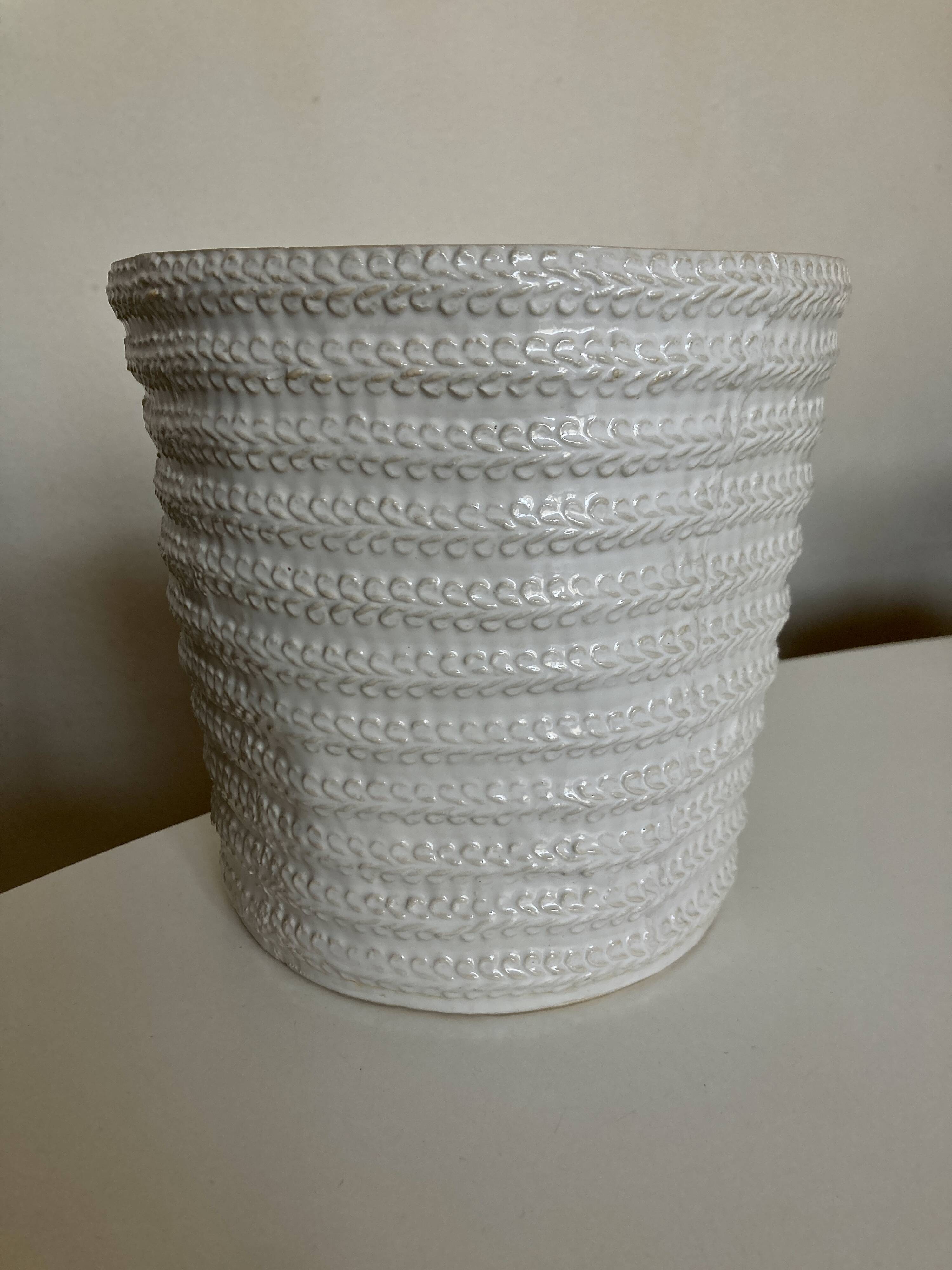 Cache pot de potier en terre vernissée estampée blanche