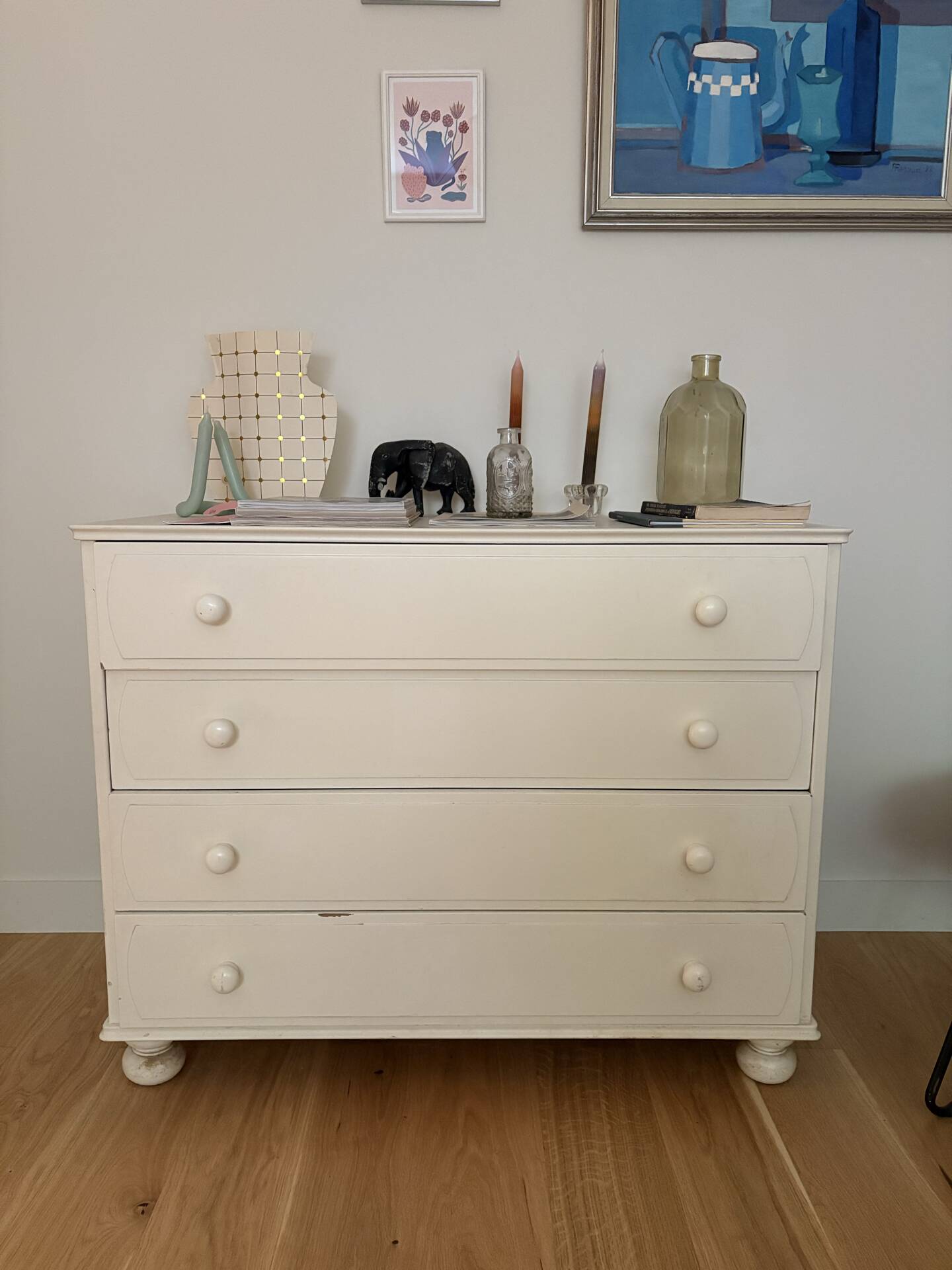 Antique chest of drawers with 4 drawers