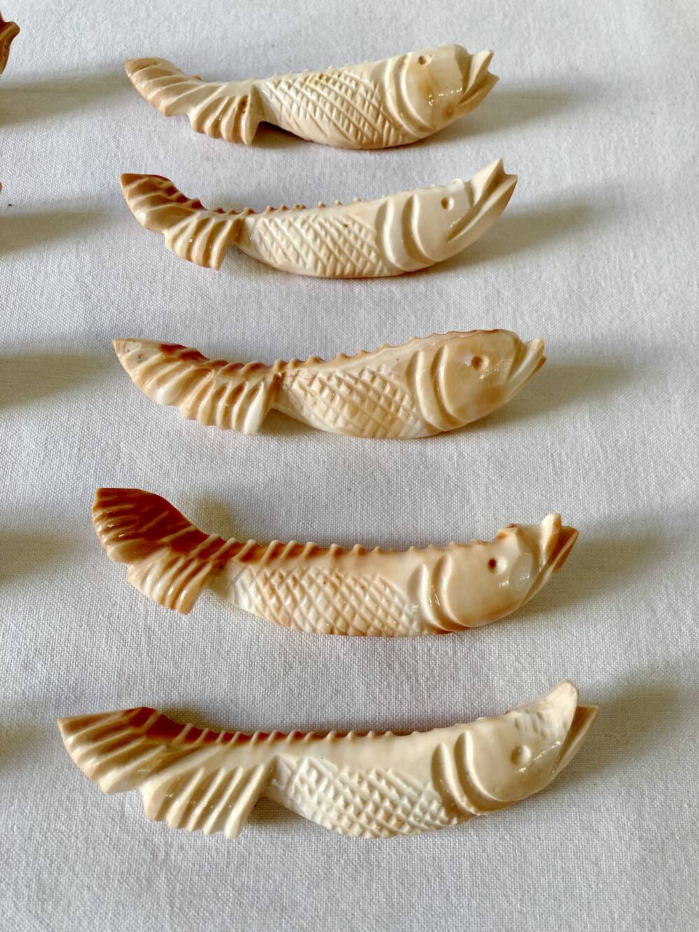 10 fish-shaped knife holders