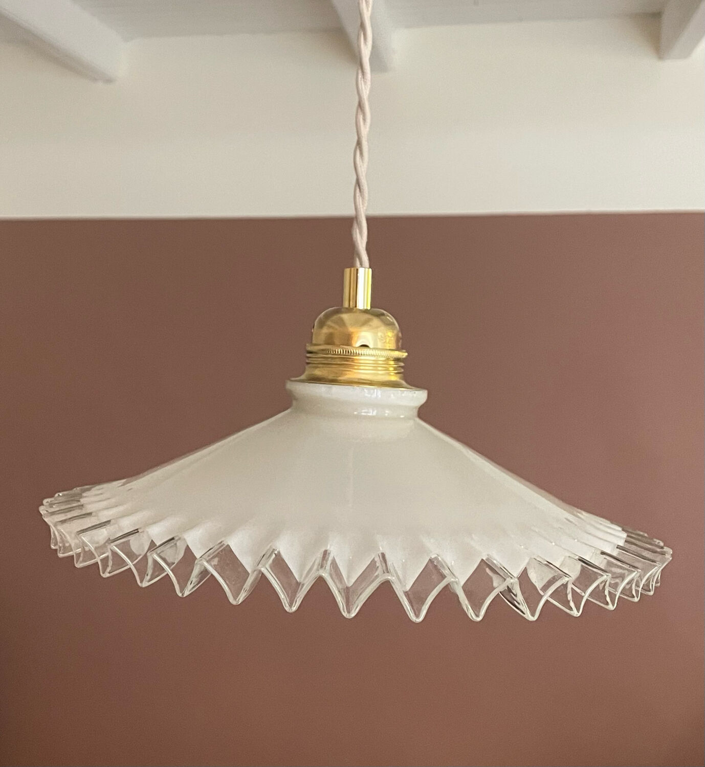 Serrated opaline suspension