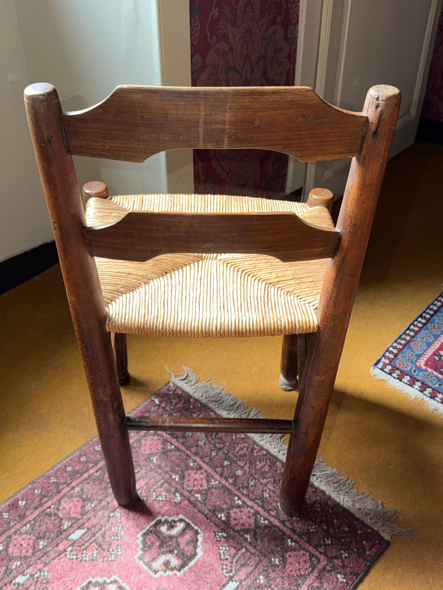 Ancienne chauffeuse rustique en bois – assise en jonc tressé