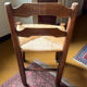 Ancienne chauffeuse rustique en bois – assise en jonc tressé