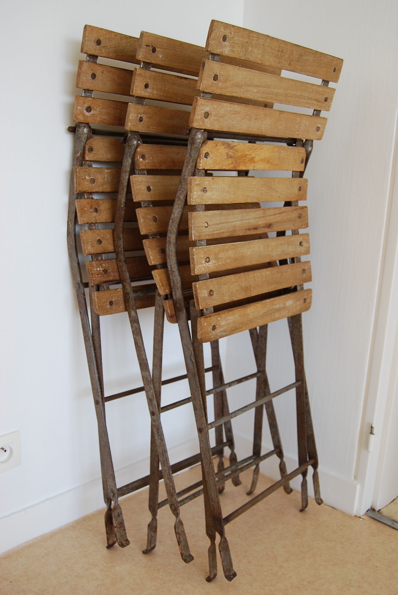 Chairs of wrought iron and wood white