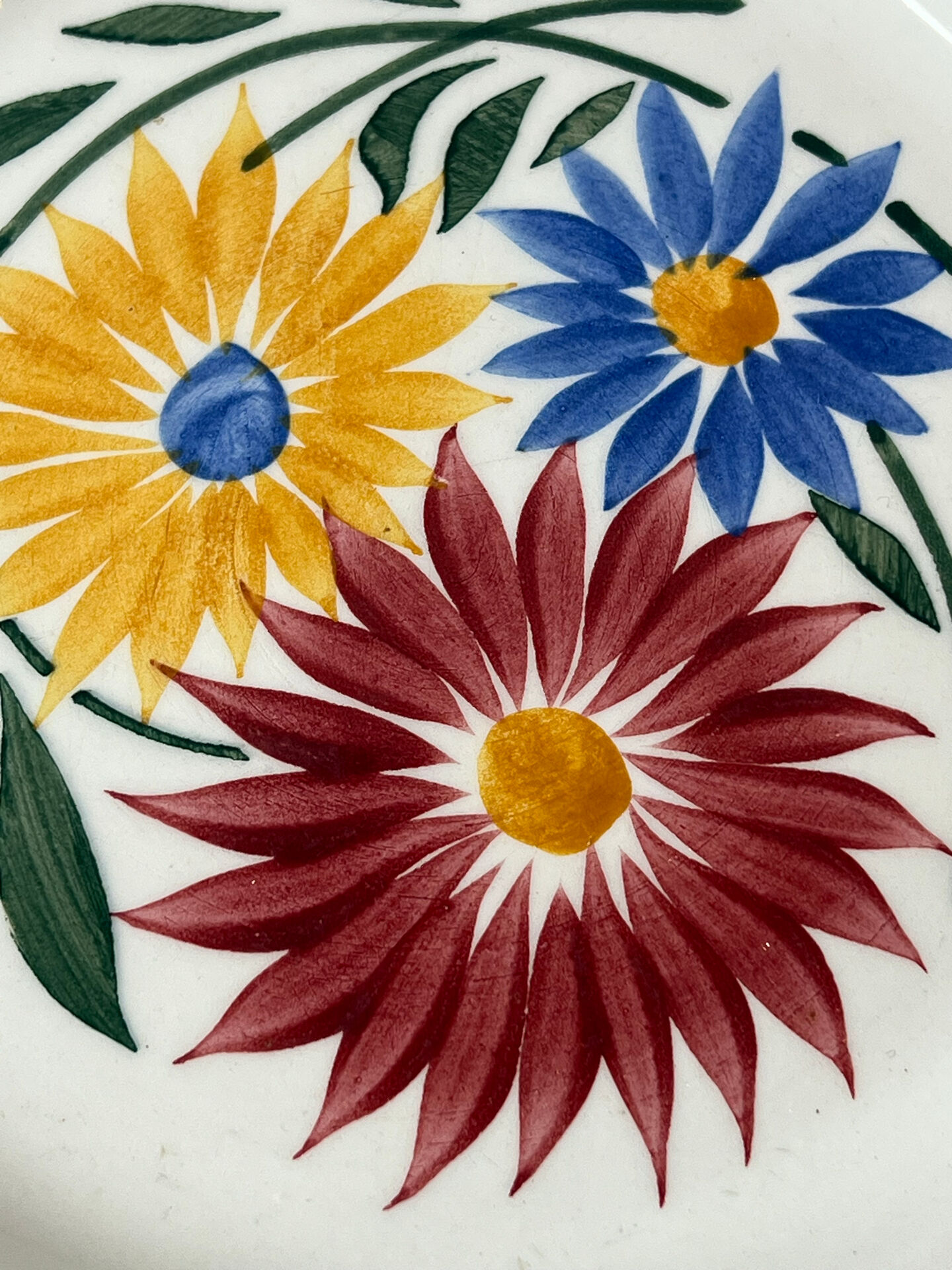 Flat plate with hand-painted floral decoration