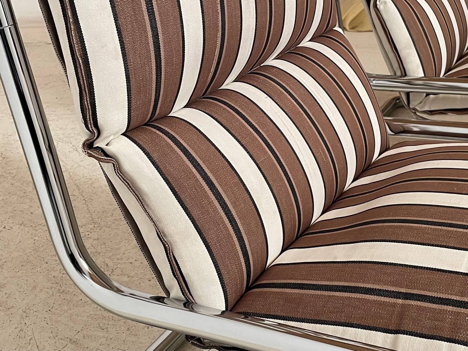 Paire de chauffeuses cantilever 1970