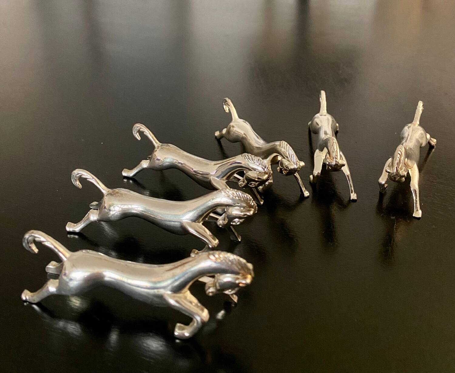 6 horse-shaped metal knife holders