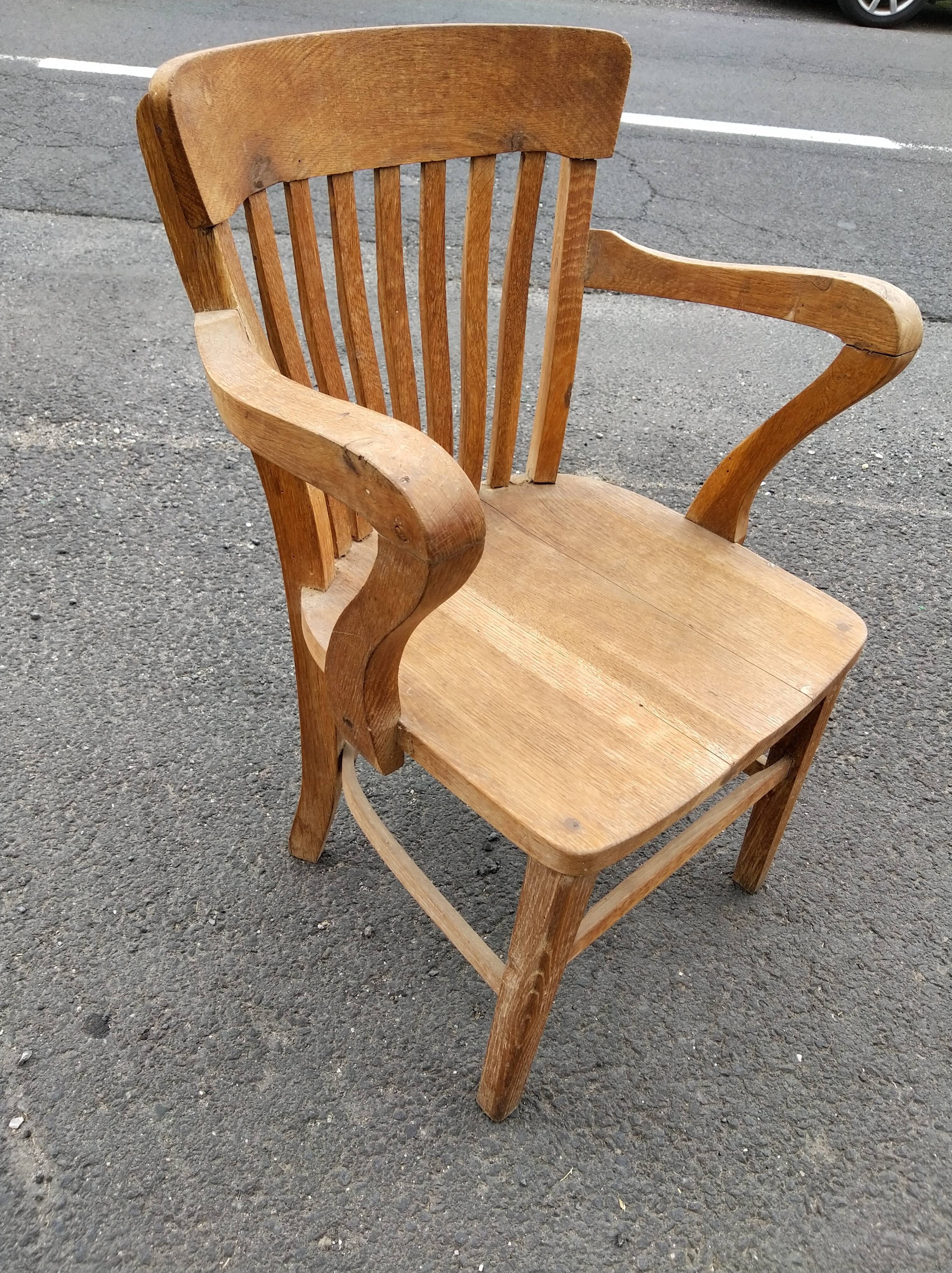 Fauteuil de bureau d'enfant dit "Américain" en chêne vers 1920