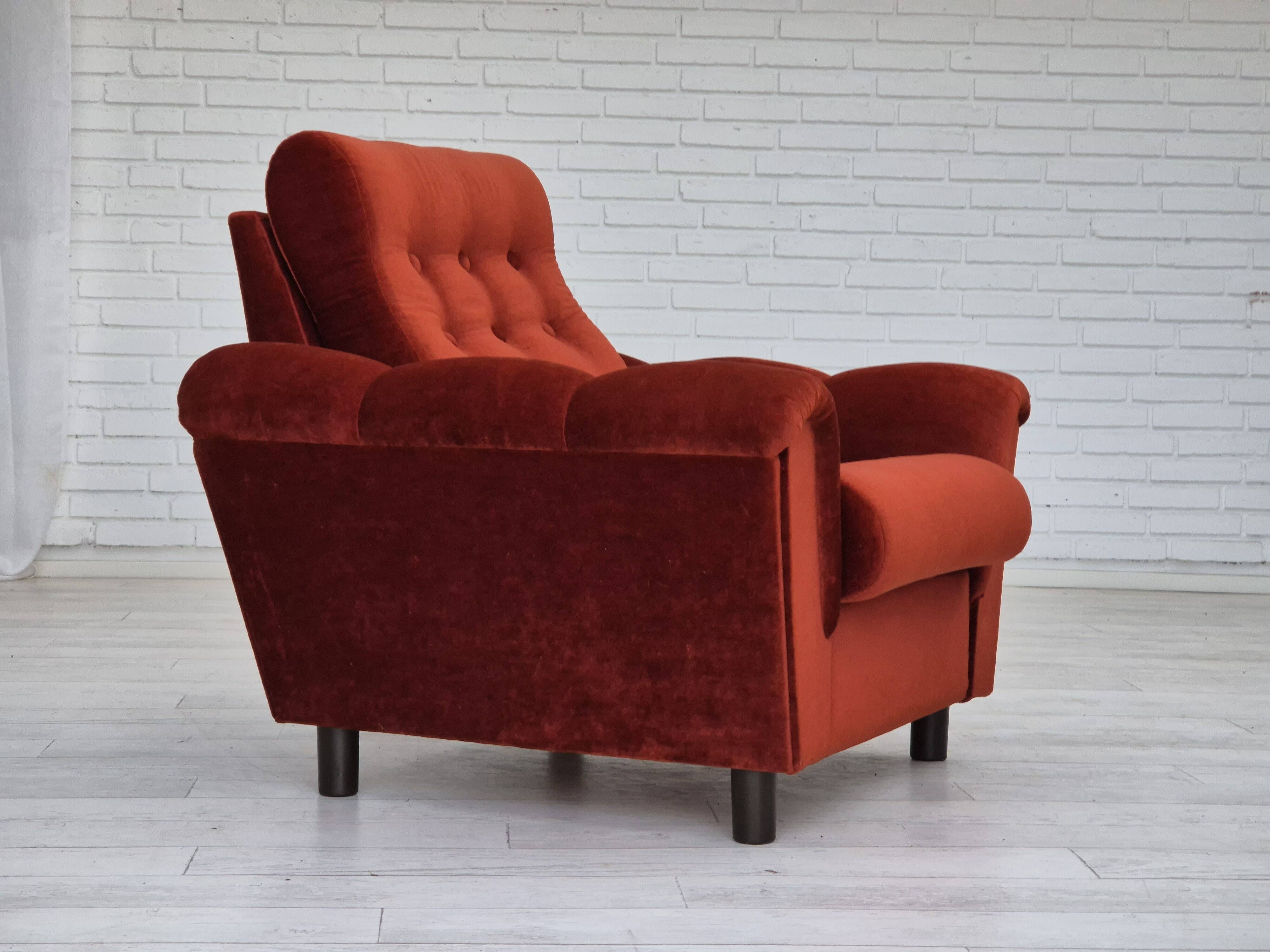 Années 1980, fauteuil relax danois meuble en velours marron/rouge.