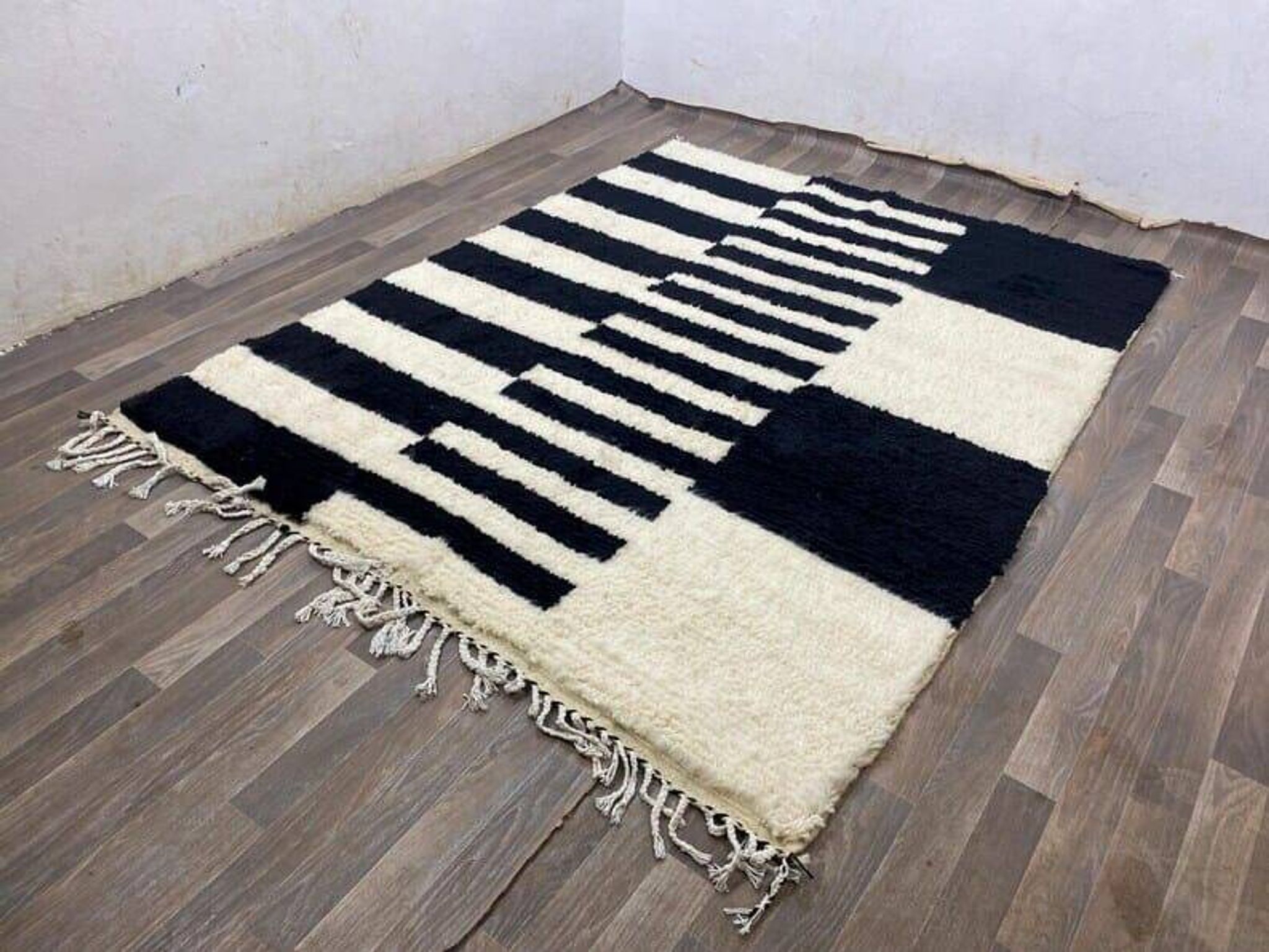Tapis berbère noir et blanc sur mesure 150/350 cm
