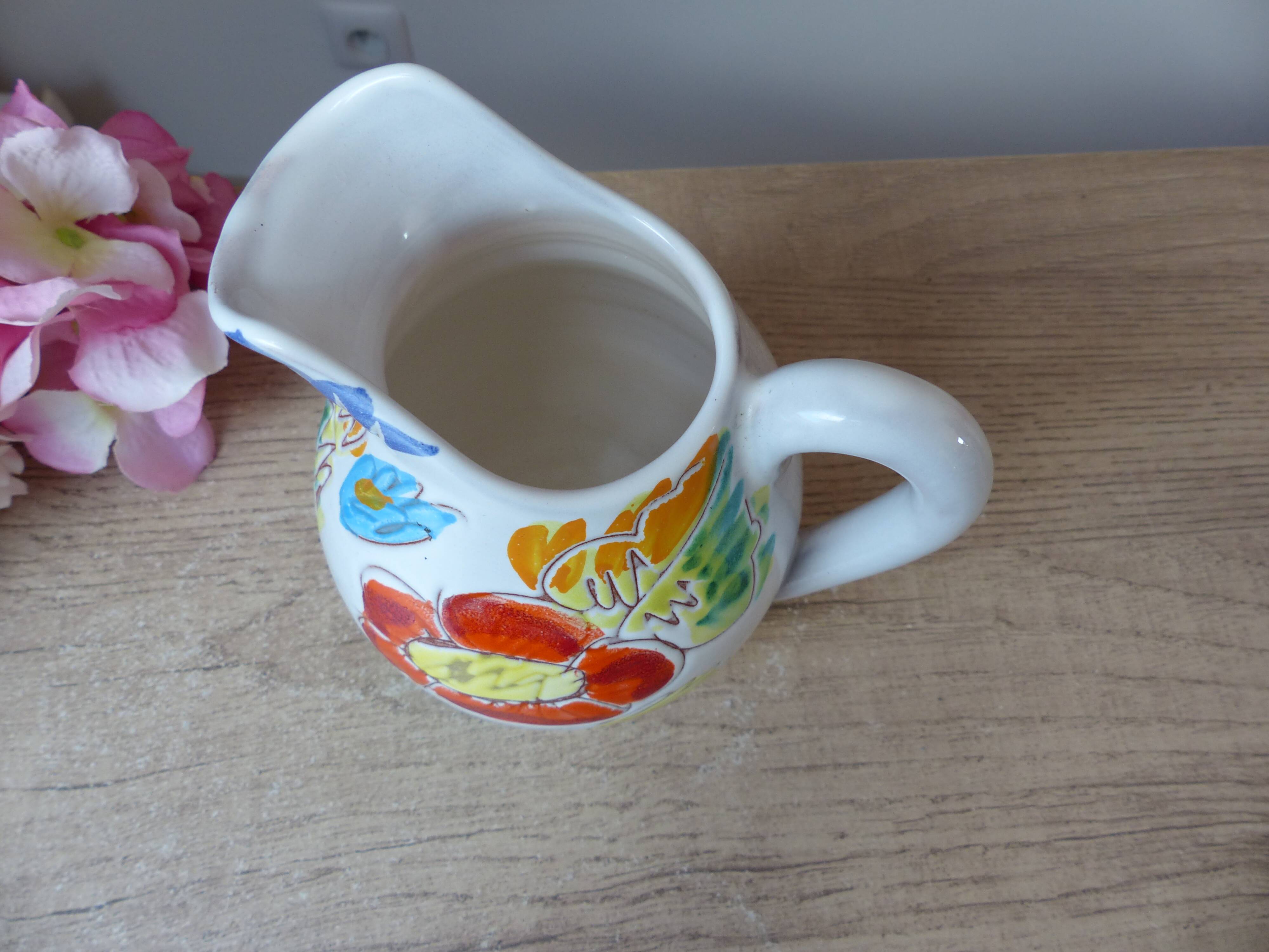 Ancien petit pichet, pot à lait en céramique fait main décor fleuri peint à la main style Vallauris