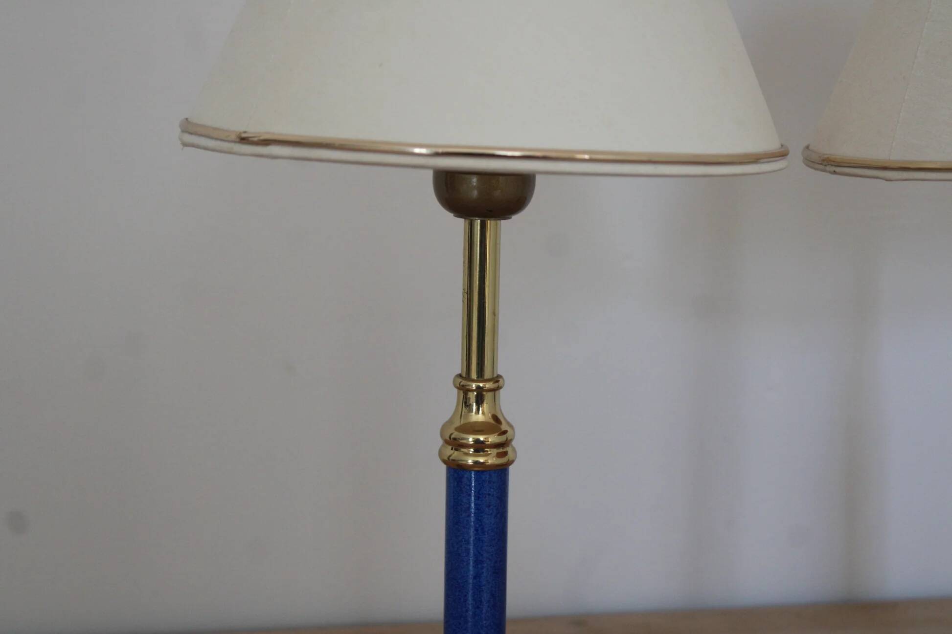 Pair of blue and gold bedside lamps with cream shades – H38 cm