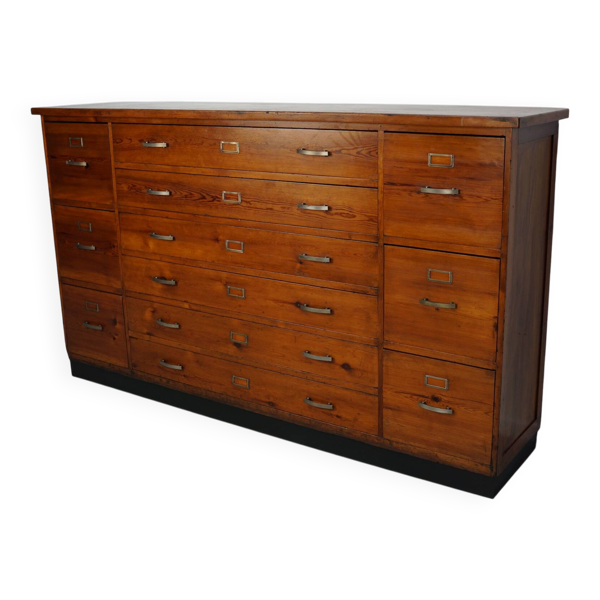 Armoire à pharmacie / cabinet de classement ou buffet en pin des Pays-Bas, années 1930
