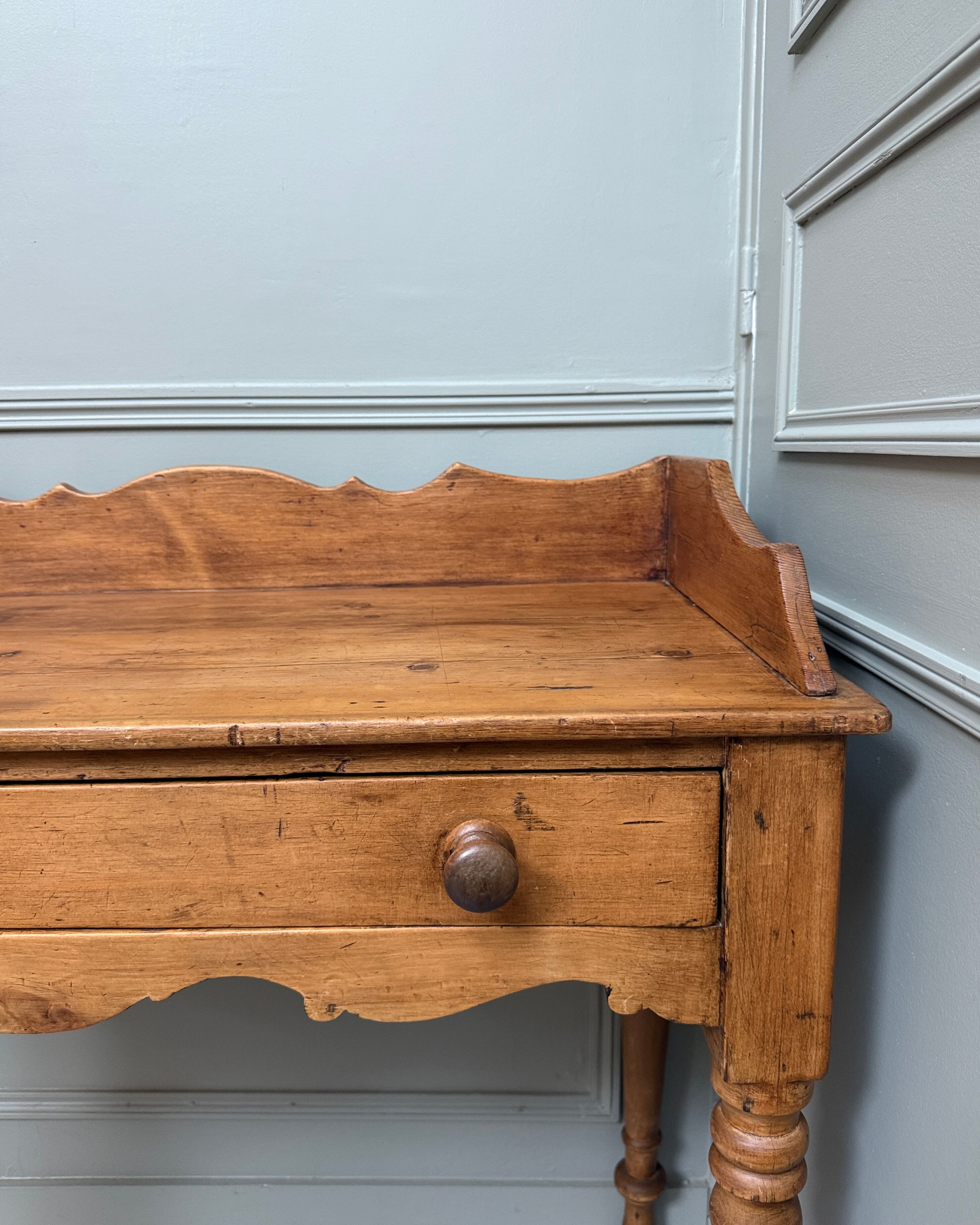 Bureau anglais, console en pin