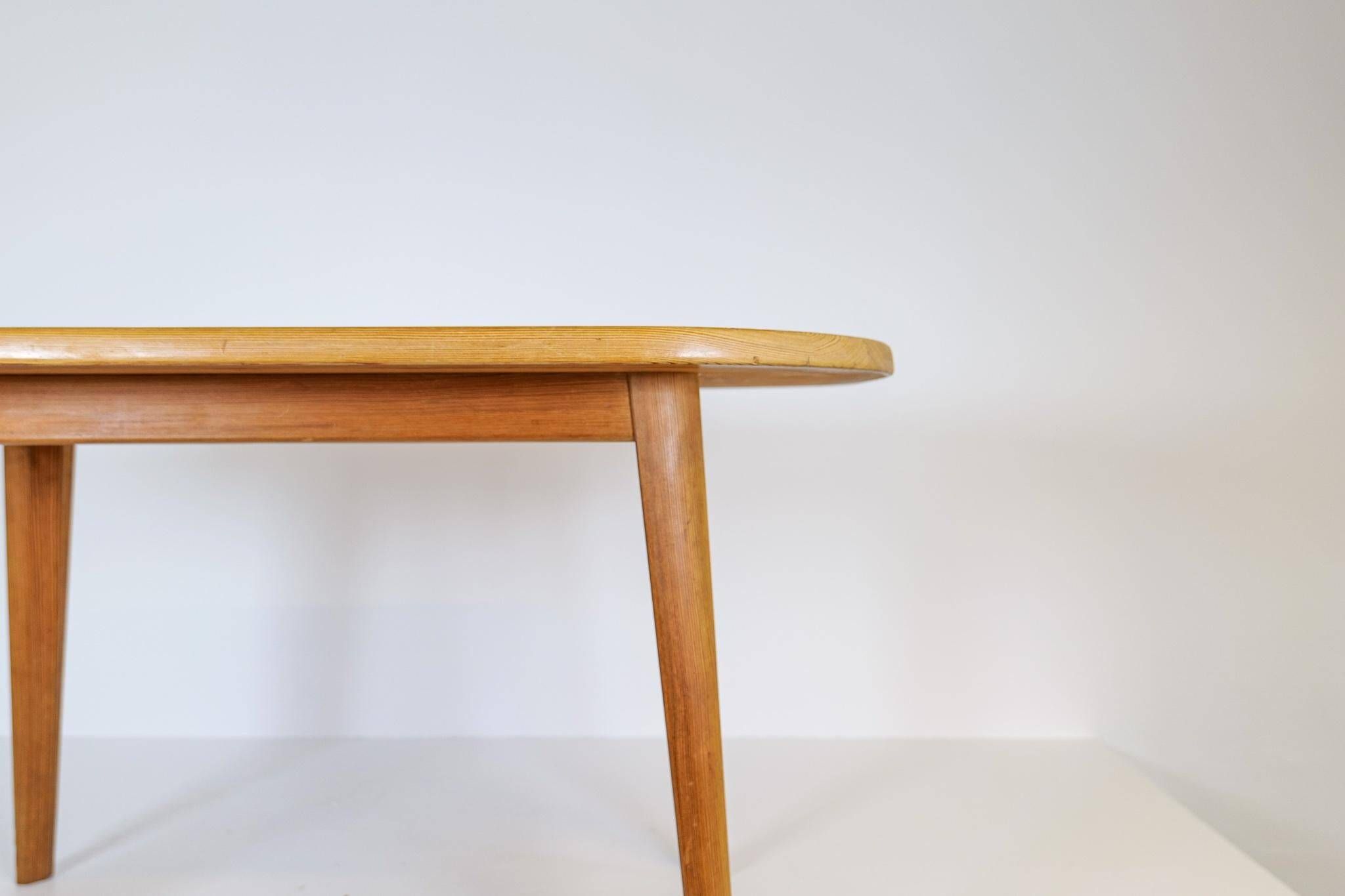 Table basse en pin du milieu du siècle par Carl Malmsten, Suède, années 1940