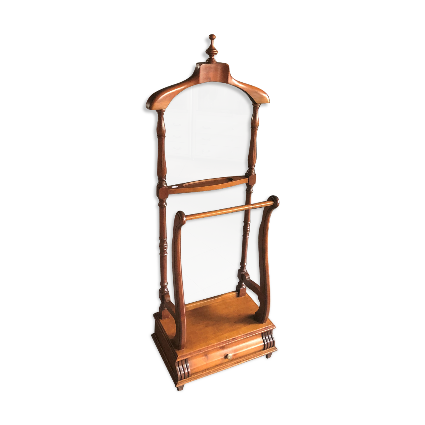 Servant Oak Room Valet